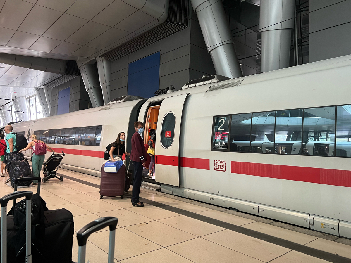 Tàu Inter City Express ở Đức. Mình đang ở ga Frankfurt Airport để bắt tàu về ga Berlin trung tâm.