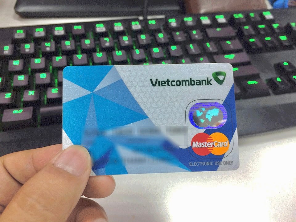 Thẻ master vietcom của mình bị lộ thông tin nên phải ra bank cấp lại thẻ mới mà phải chờ từ cuối th