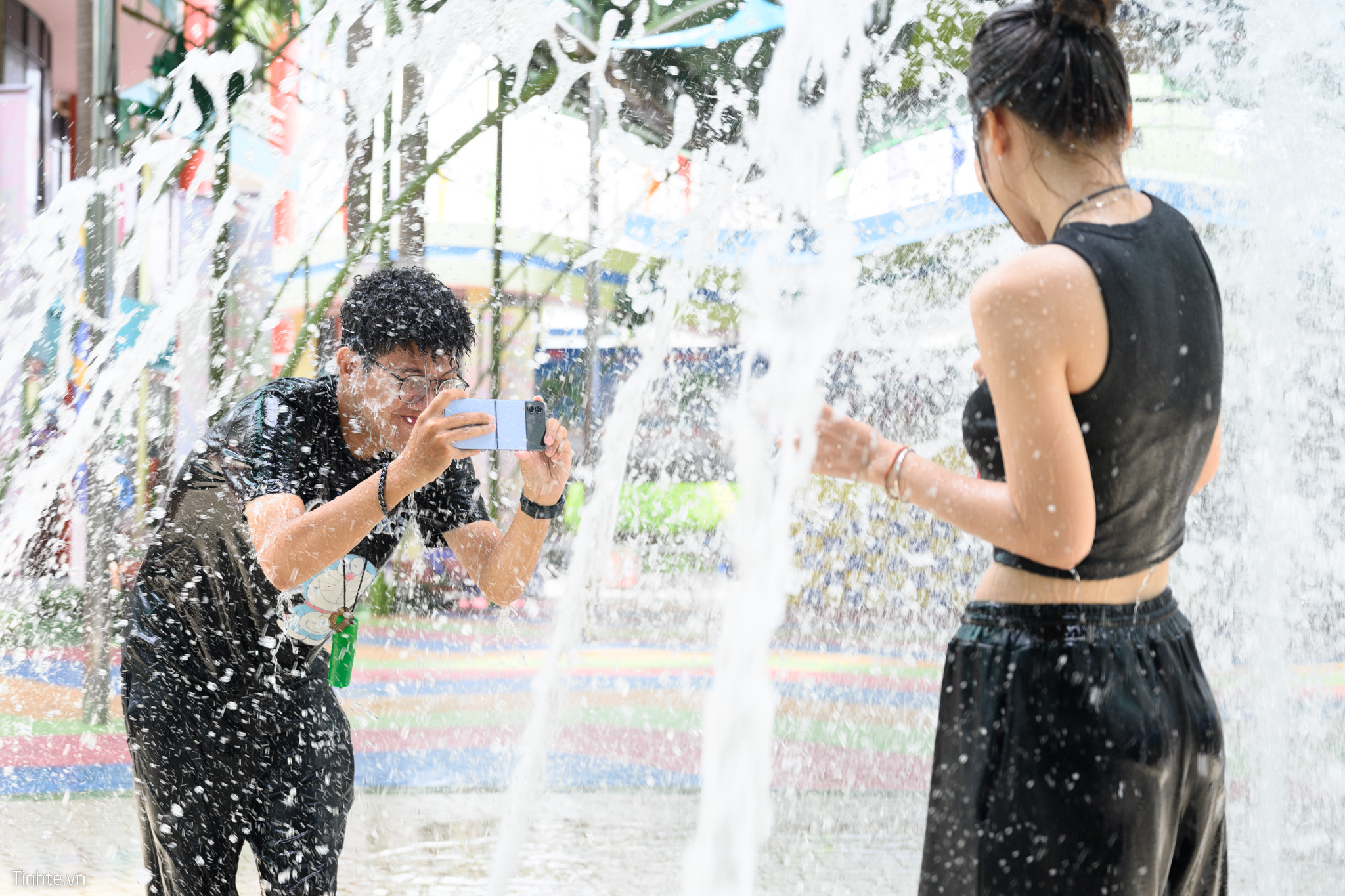 Một ngày nghịch nước ở Đầm Sen với Galaxy Z Flip4: kháng nước tốt, bắt trọn khoảnh khắc