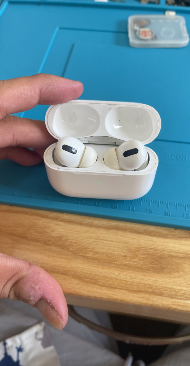 Mình có Airpods Pro bị rè 1 bên tai, này mình mua năm 2020. Mình có nghe nói lỗi này được bảo hành