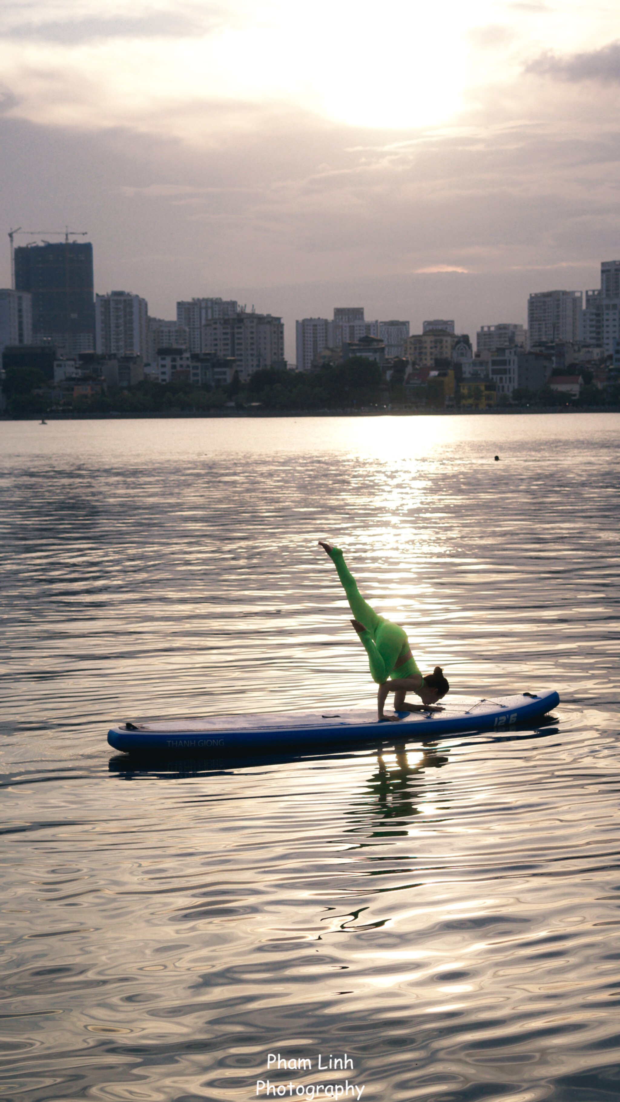 Yoga phiêu trên ván SUP