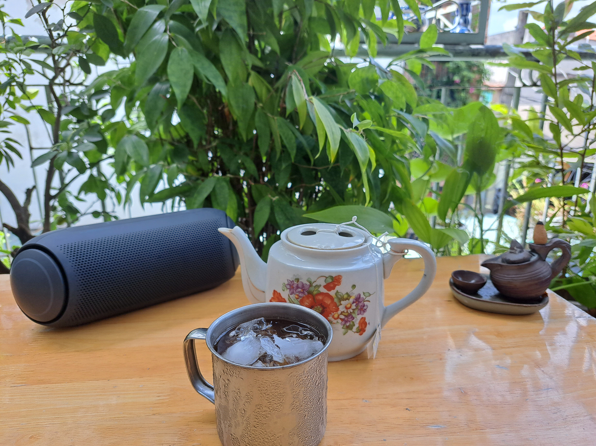 Sáng chủ nhật quán cafe đông quá, ở nhà vậy cũng êm.