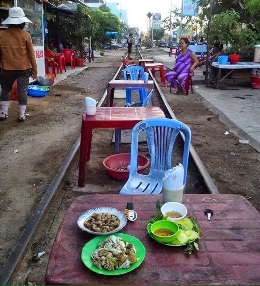 Cô chủ quán said :"Con yên tâm , cô biết giờ nào tàu chạy"