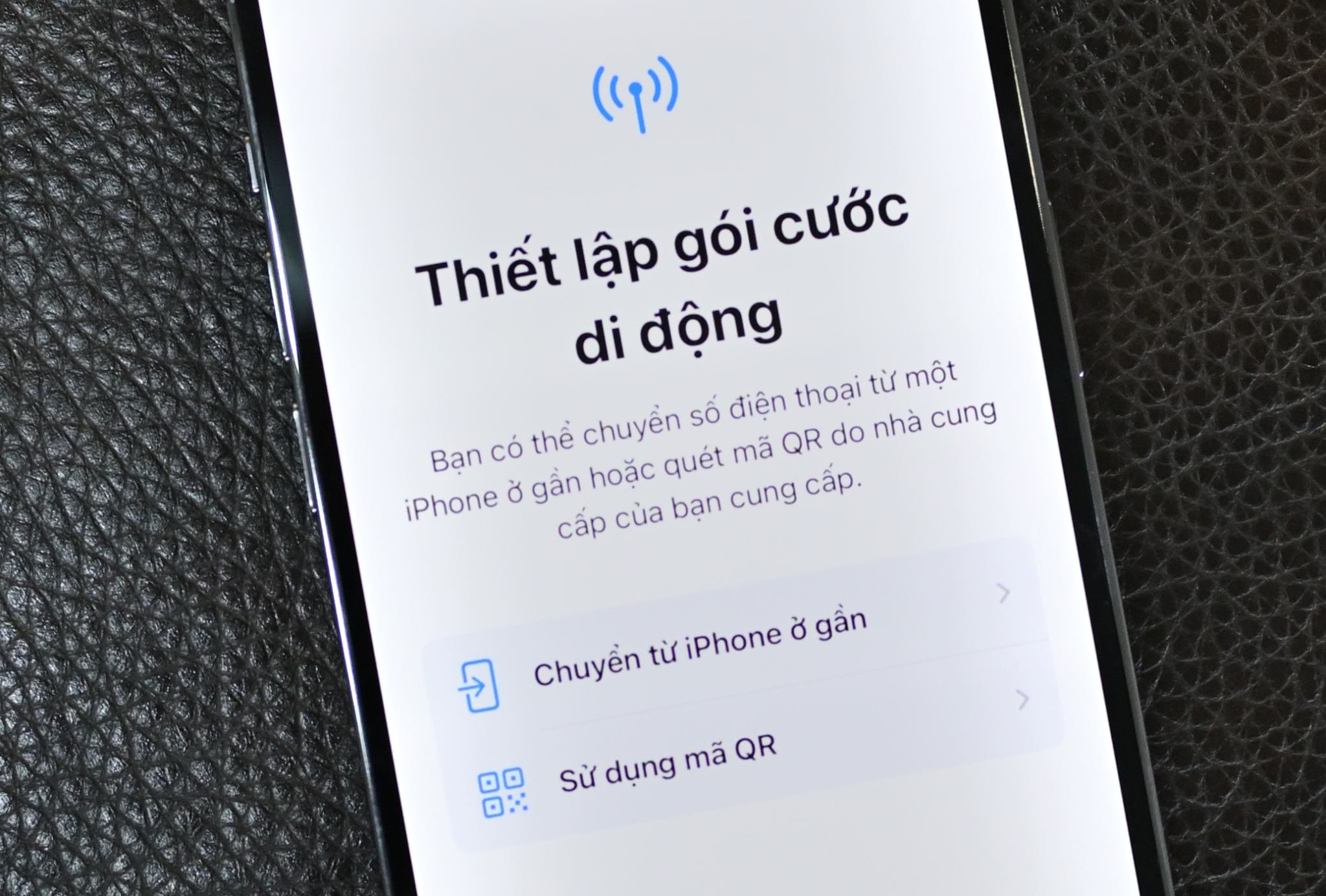 Thử dùng iPhone 14 bản Mỹ: dùng được eSIM mạng Việt Nam, chưa thể chuyển eSIM từ iPhone cũ