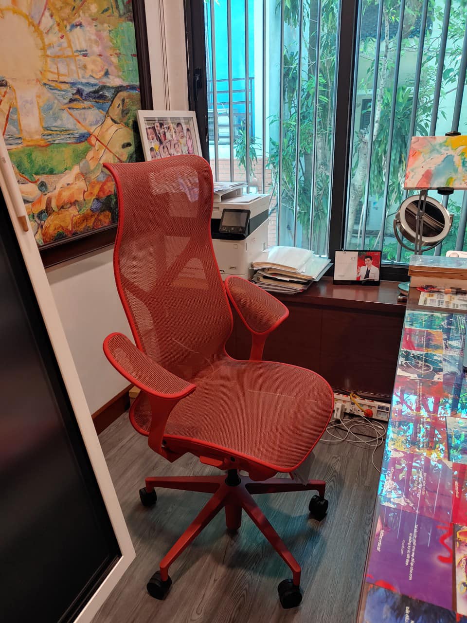 Herman Miller Cosm bản màu Đỏ quá nổi bật các bác ạ