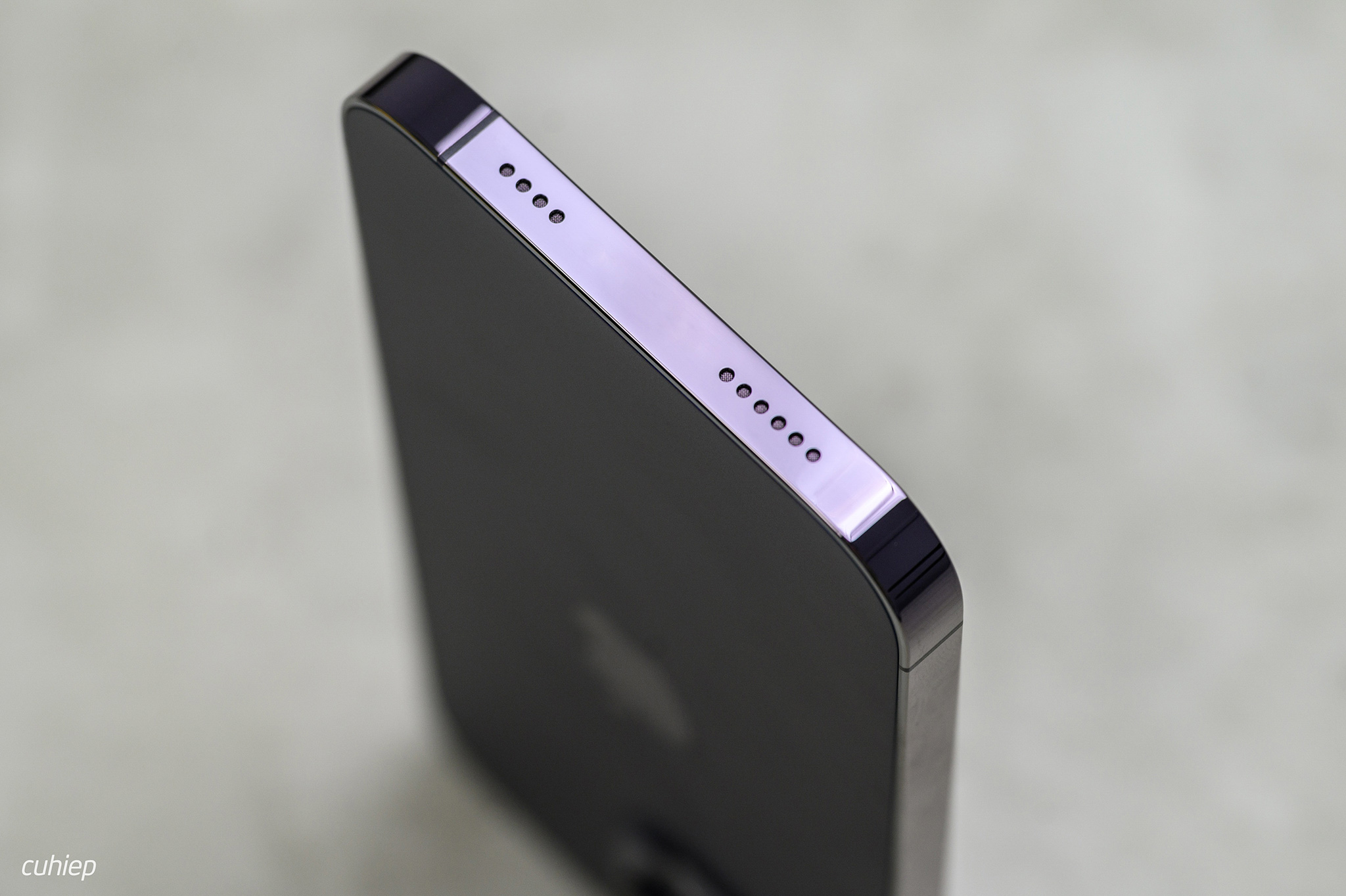 Bỏ khay SIM, iPhone sắp không còn kết nối vật lý nữa