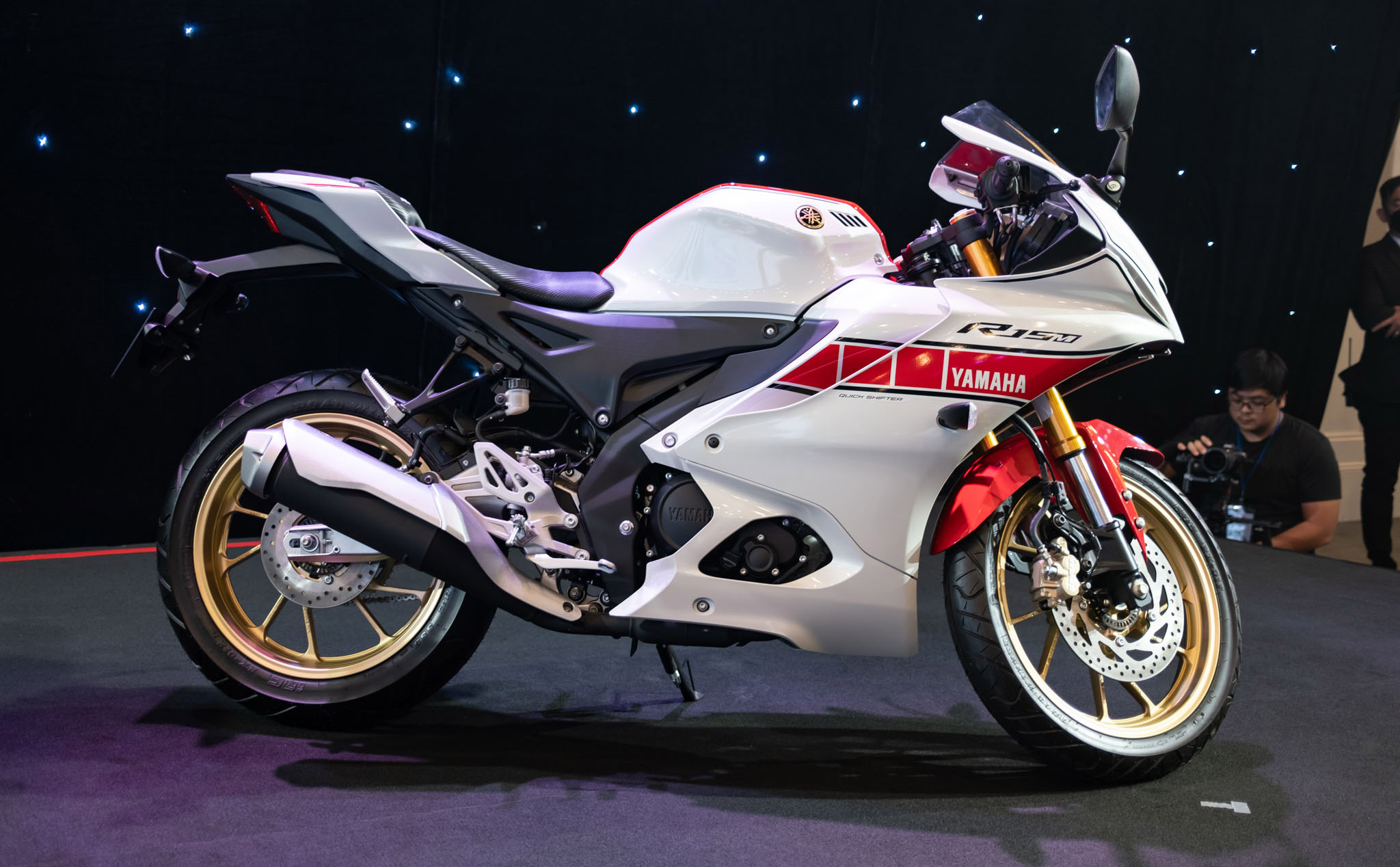 Trên tay Yamaha R15M V4 bản kỷ niệm MotorGP: Đẹp và nhiều trang bị cao cấp