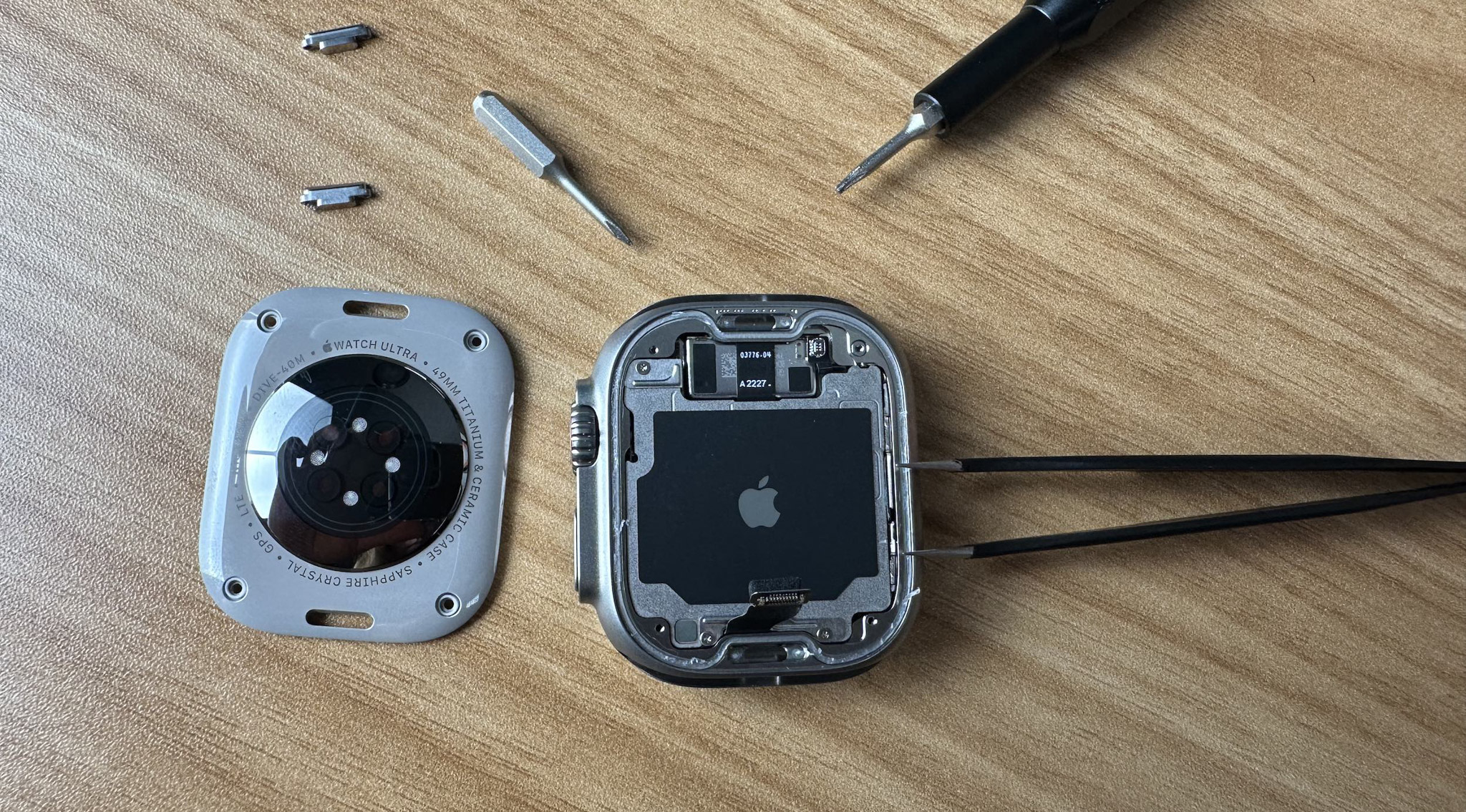 Đừng tháo Apple Watch Ultra ra coi, gắn lại không được như cũ.