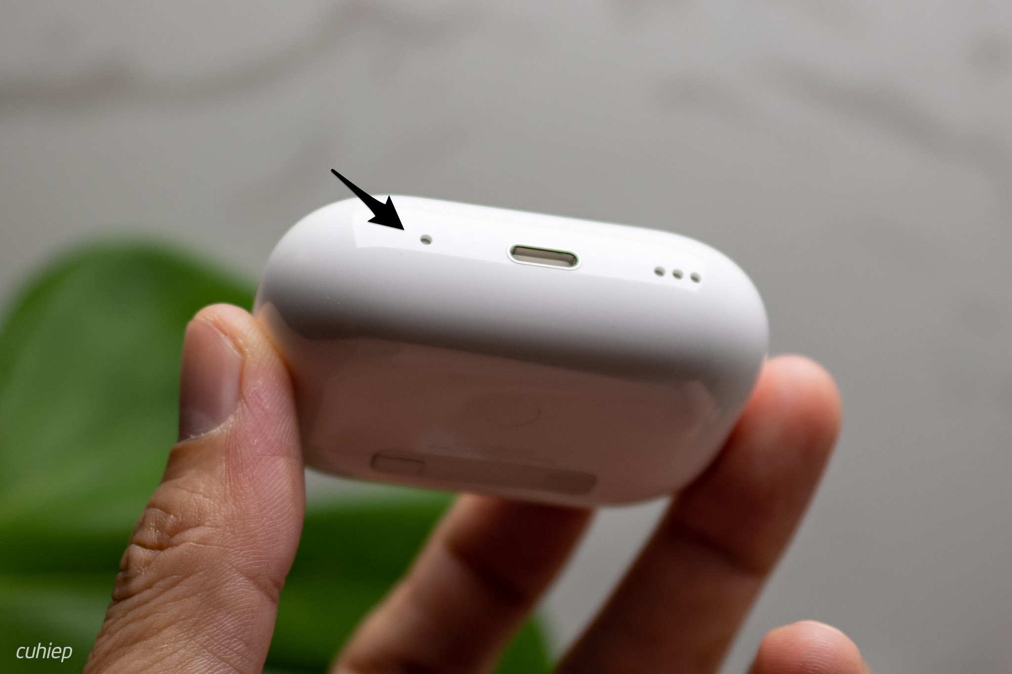 Cái lỗ trên hộp sạc AirPods Pro 2 không phải là microphone