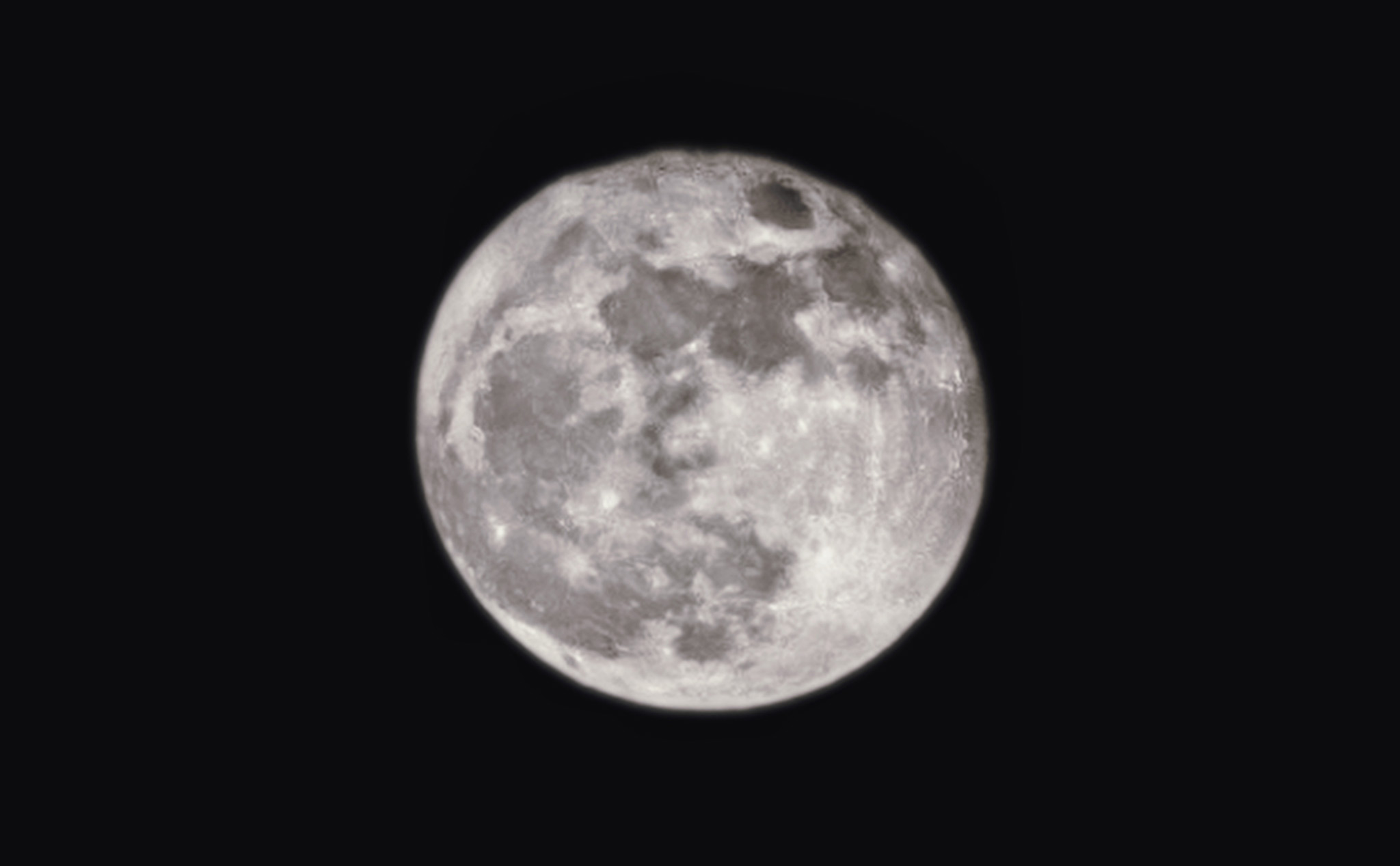 Không có chế độ chụp trăng, thì điện thoại có chụp được trăng không?