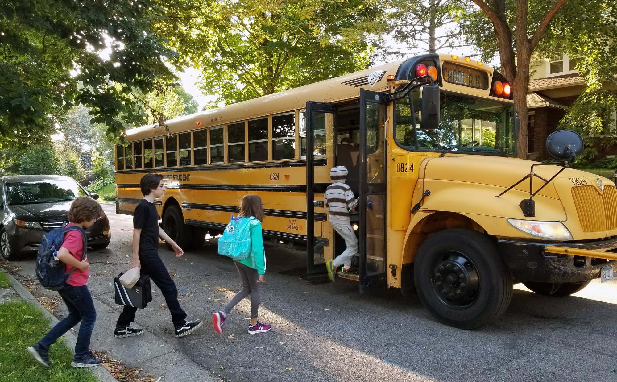 SpaceX muốn mang Starlink lên school bus để hỗ trợ các em làm bài tập