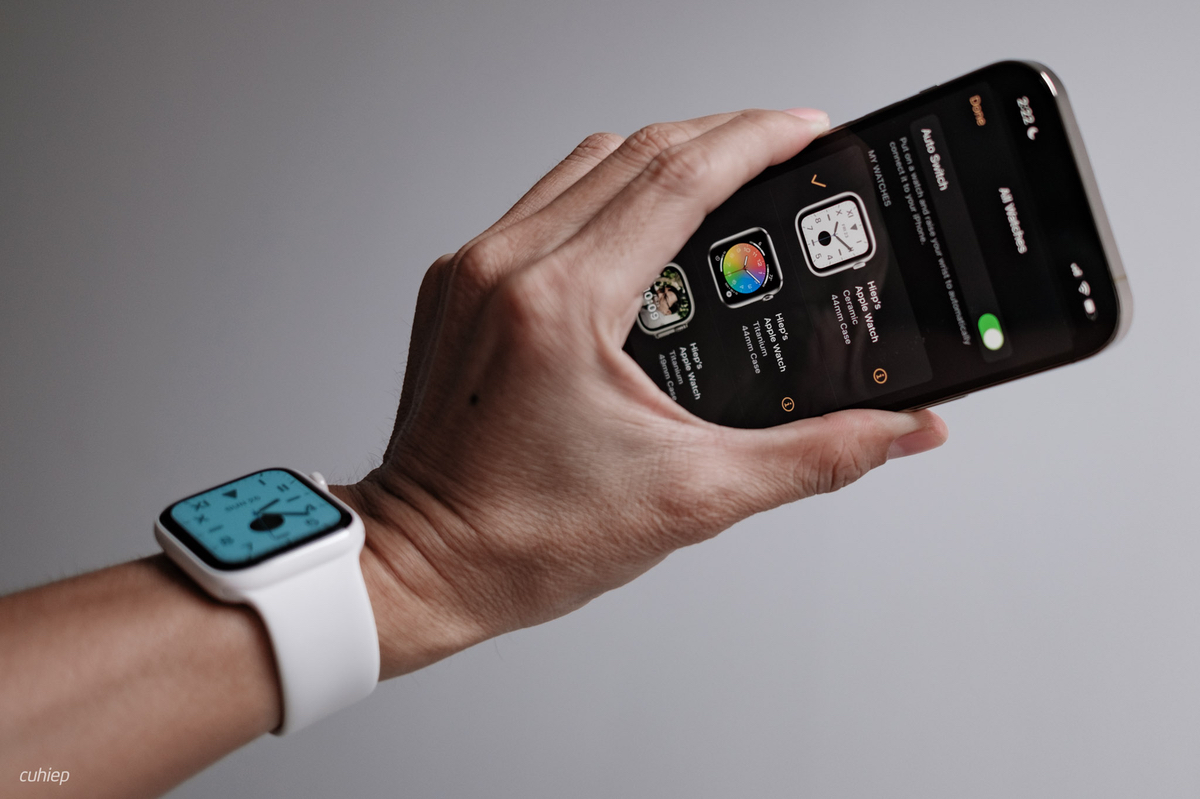 Bạn có biết: bạn có thể đeo cùng lúc nhiều cái Apple Watch và nó sẽ tự động chọn cái nào bạn đang...
