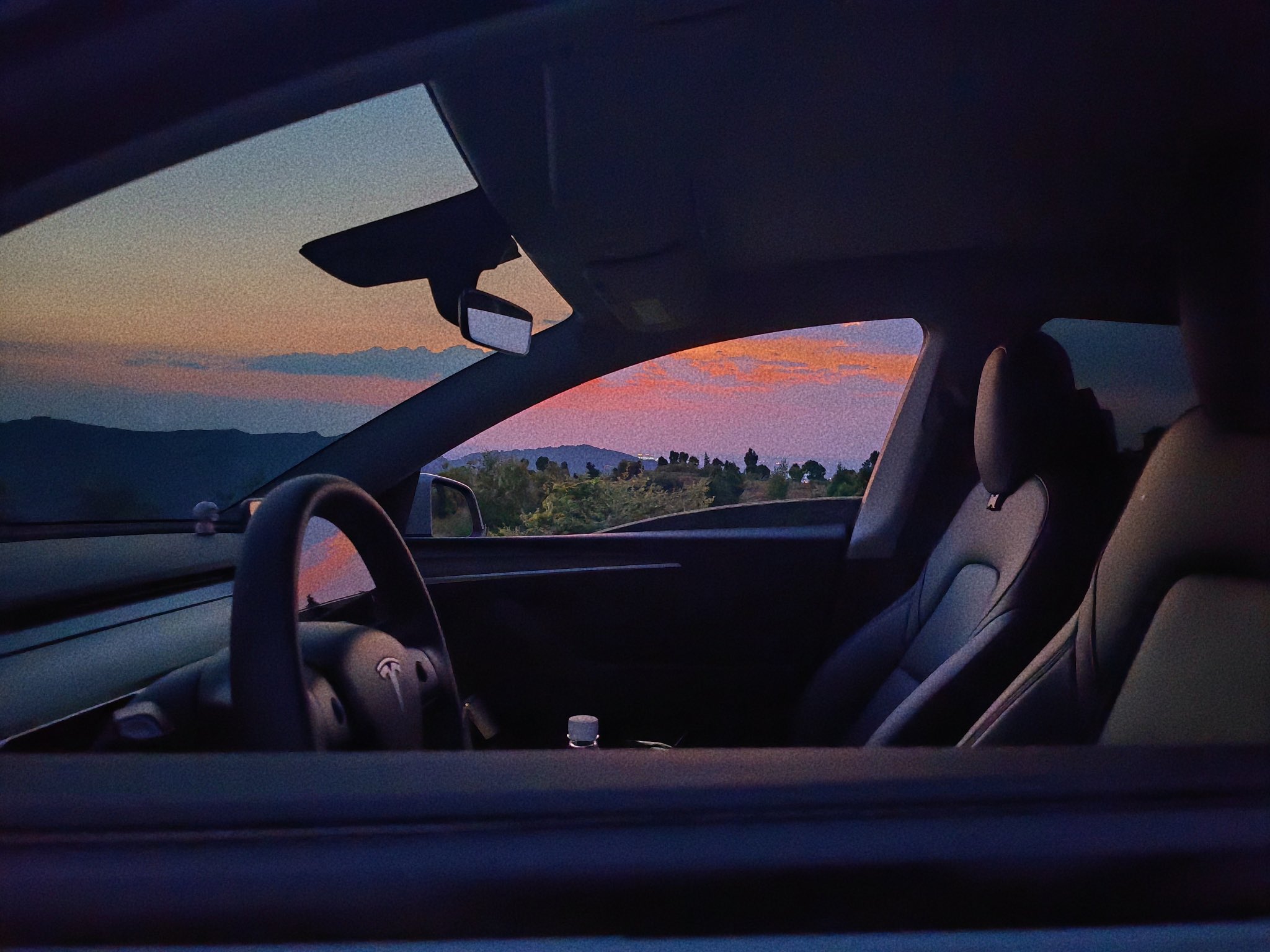 Tesla triệu hồi hàng triệu xe vì cửa kính tự động có thể kẹp tay người dùng