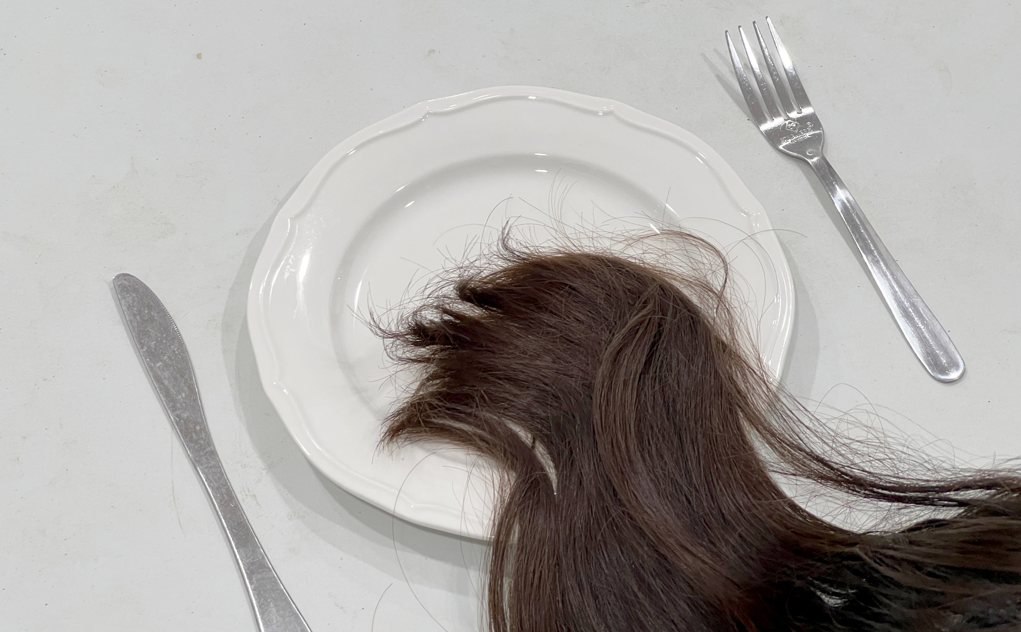 Anh em phản ứng thế nào khi phát hiện tóc trong đồ ăn ở quán khi đang ăn?