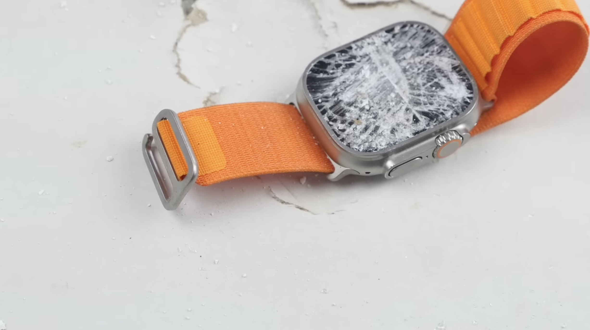Video dùng búa đập Apple Watch Ultra: đập nứt bàn thì đồng hồ mới chịu vỡ