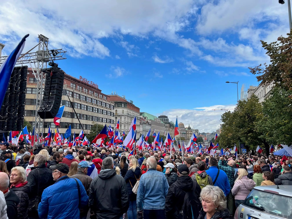 Người dân biểu tình hầu hết các thành phố trên đất nước CH Czech . Họ muốn đất nước thay đổi,...