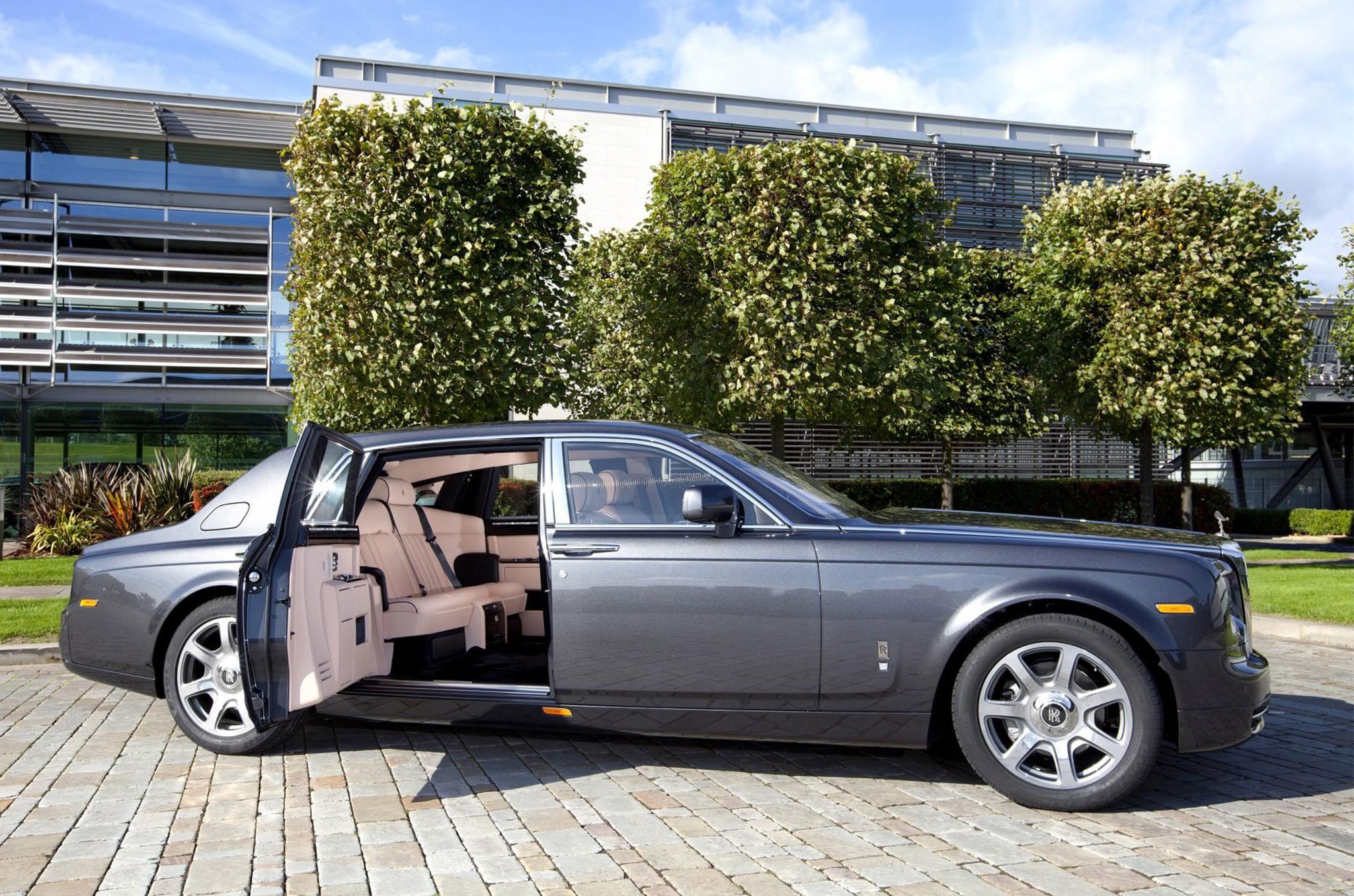 Cua-canh-mong-bien-Rolls-Royce-Phantom.jpg