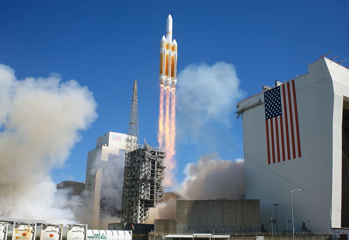 Ảnh thế giới tuần qua: Bão Ian đổ bộ Florida, NASA phóng tàu vũ trụ DART làm lệch hướng thiên thạch