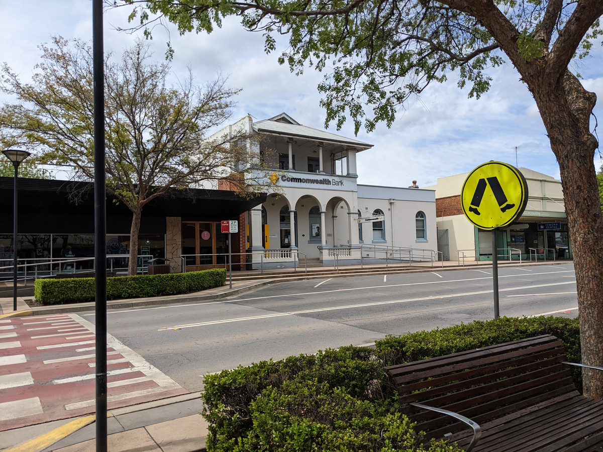 Temora, một làng nông thôn khác. Bonus thêm chiếc xe cỏ tiết kiệm xăng.