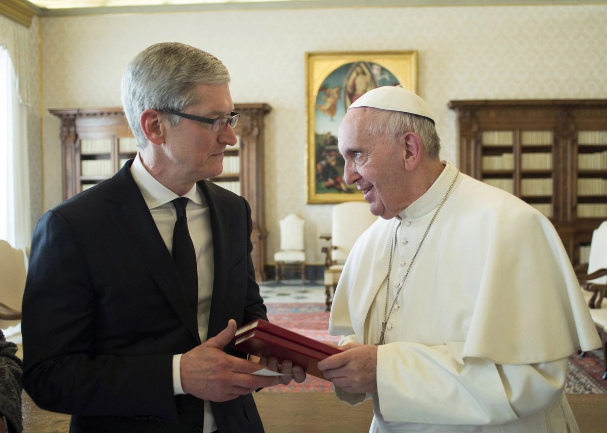 Giám đốc điều hành Apple - Tim Cook đã có chuyến thăm tới Vatican để gặp Giáo hoàng Francis.