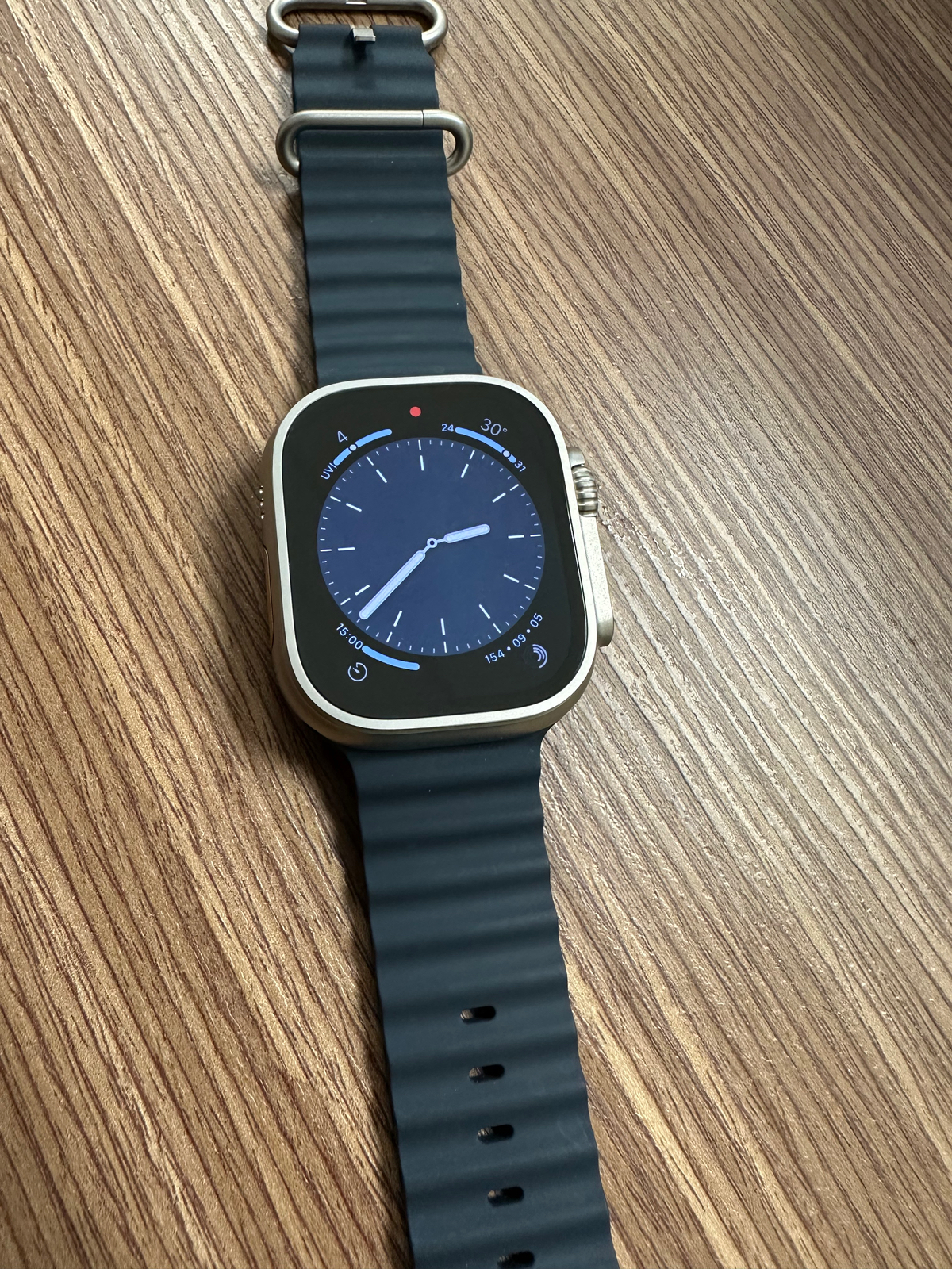 Mặc dù Apple nói Apple Watch Ultra tương thích với các loại dây cũ. Nhưng chỉ là phần khoá cài...