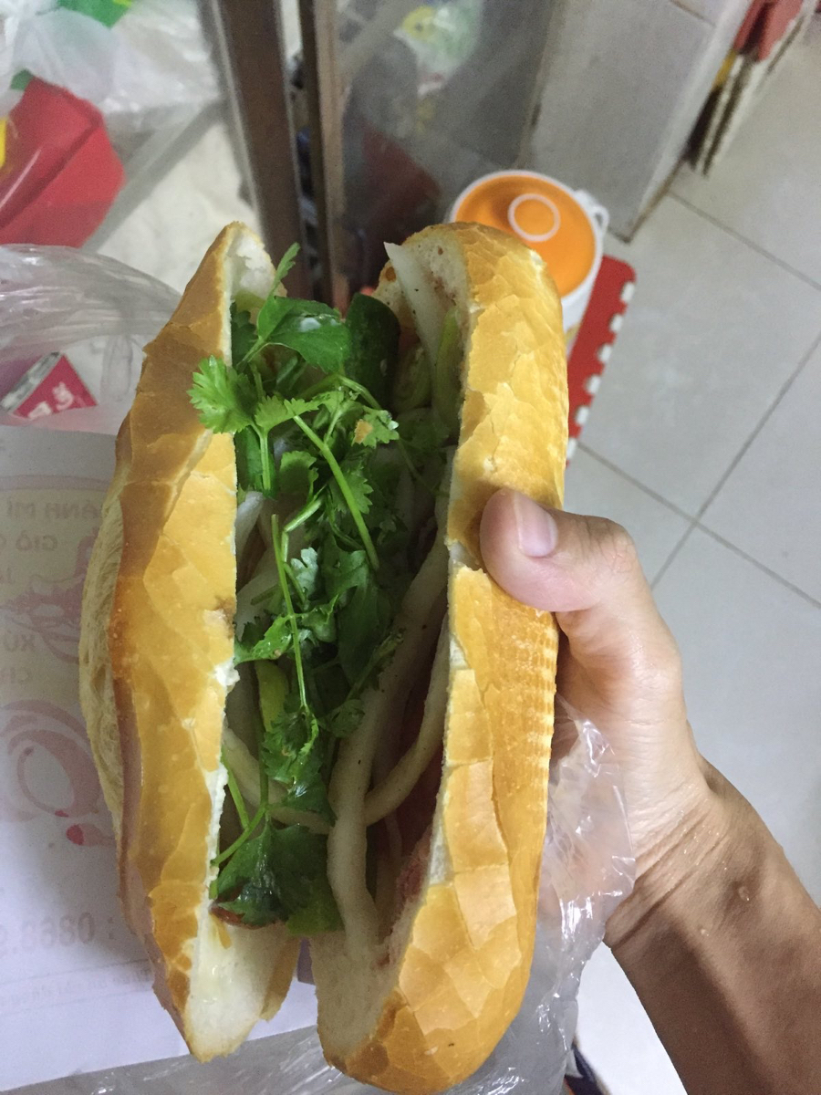 Tối ăn bánh mì thịt cũng ngon