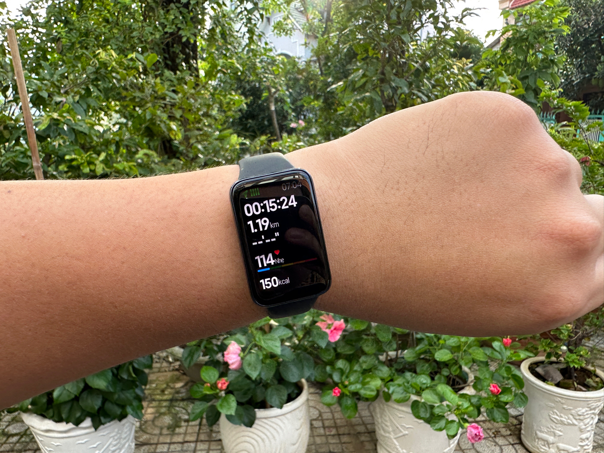 Đi bộ sẵn test con Xiaomi Smart Band 7 Pro luôn, nó có GPS