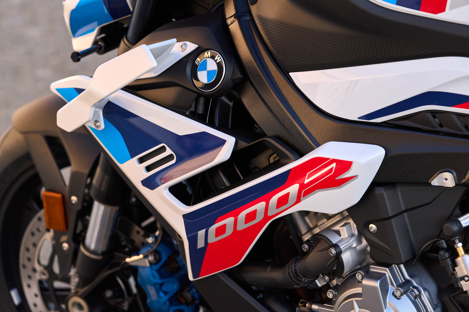 bmwm1000r-2.jpg