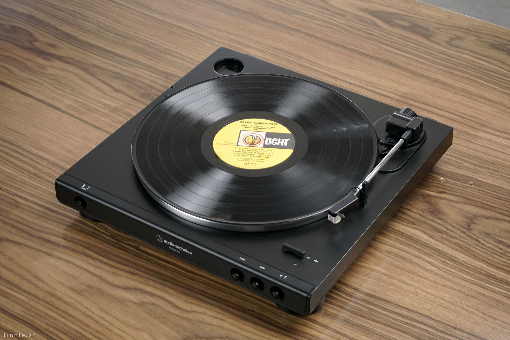 Mở hộp và trên tay mâm vinyl giá rẻ AT-LP60XUSB phù hợp cho người mới chơi vinyl