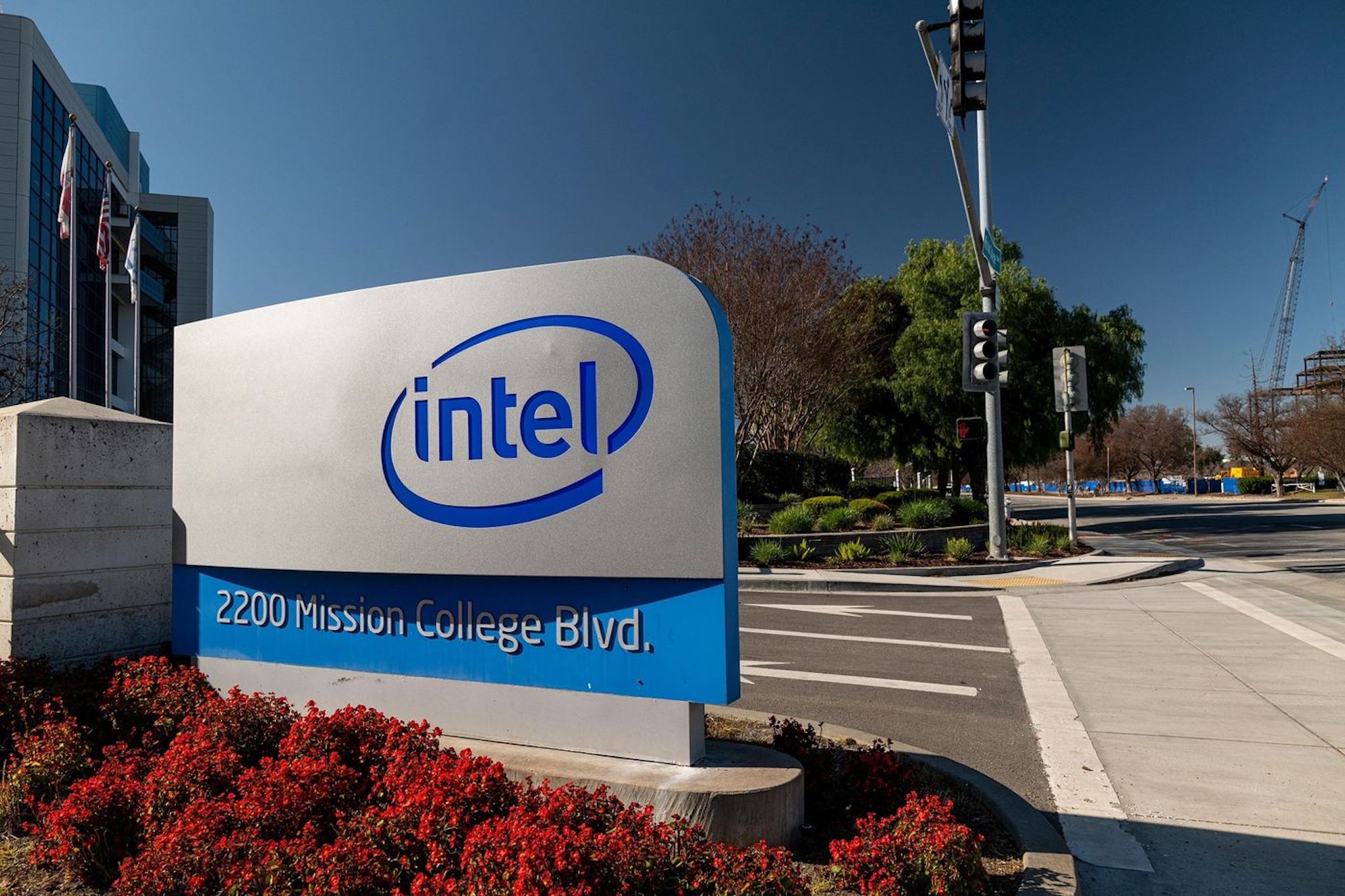 Intel sa thải nhân viên bộ phận bán hàng trước báo cáo tài chính Q3 vì doanh thu sụt giảm?