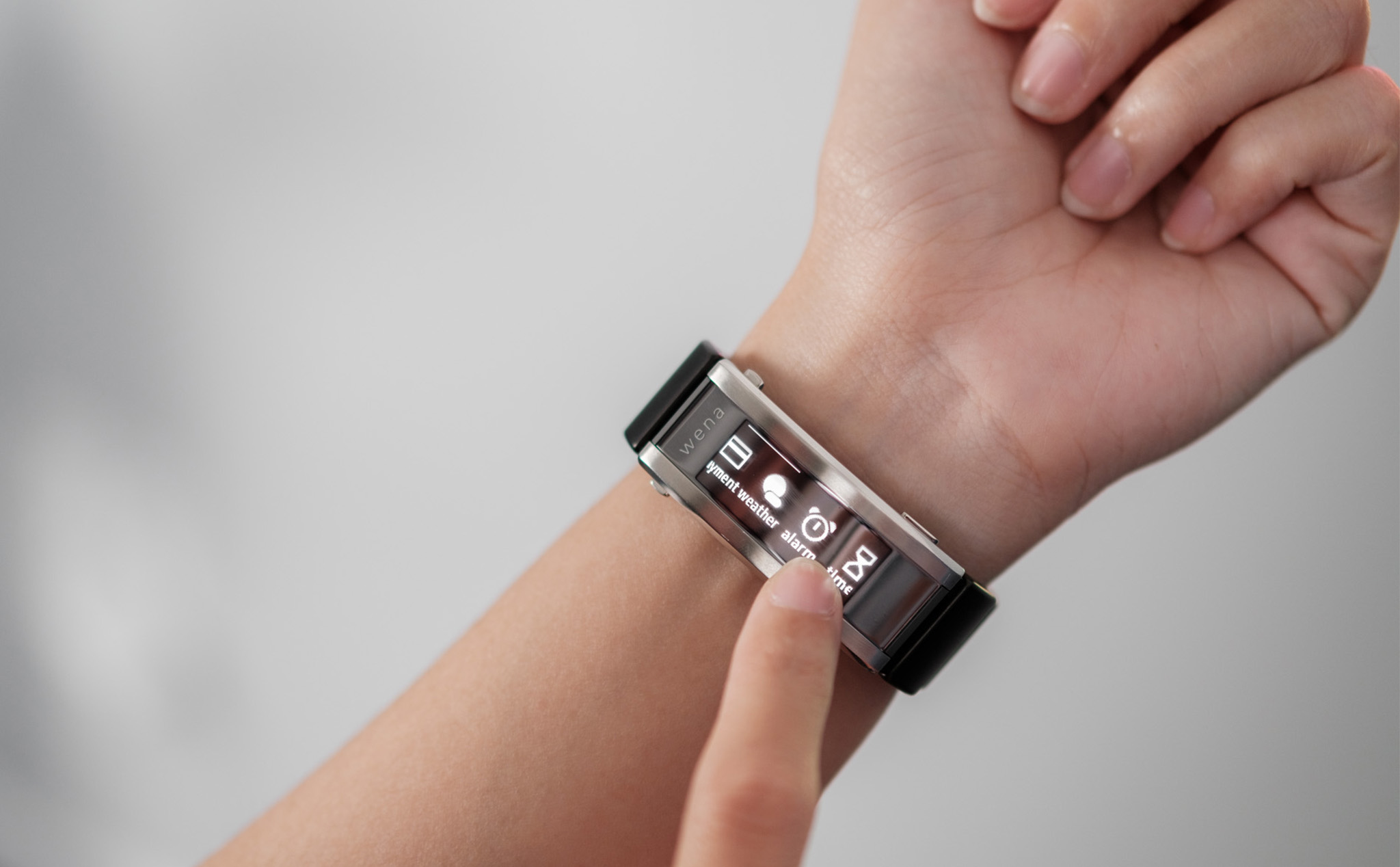 Trên tay Sony Wena 3: thiết bị đeo có thể biến đồng hồ không "smart" thành smart