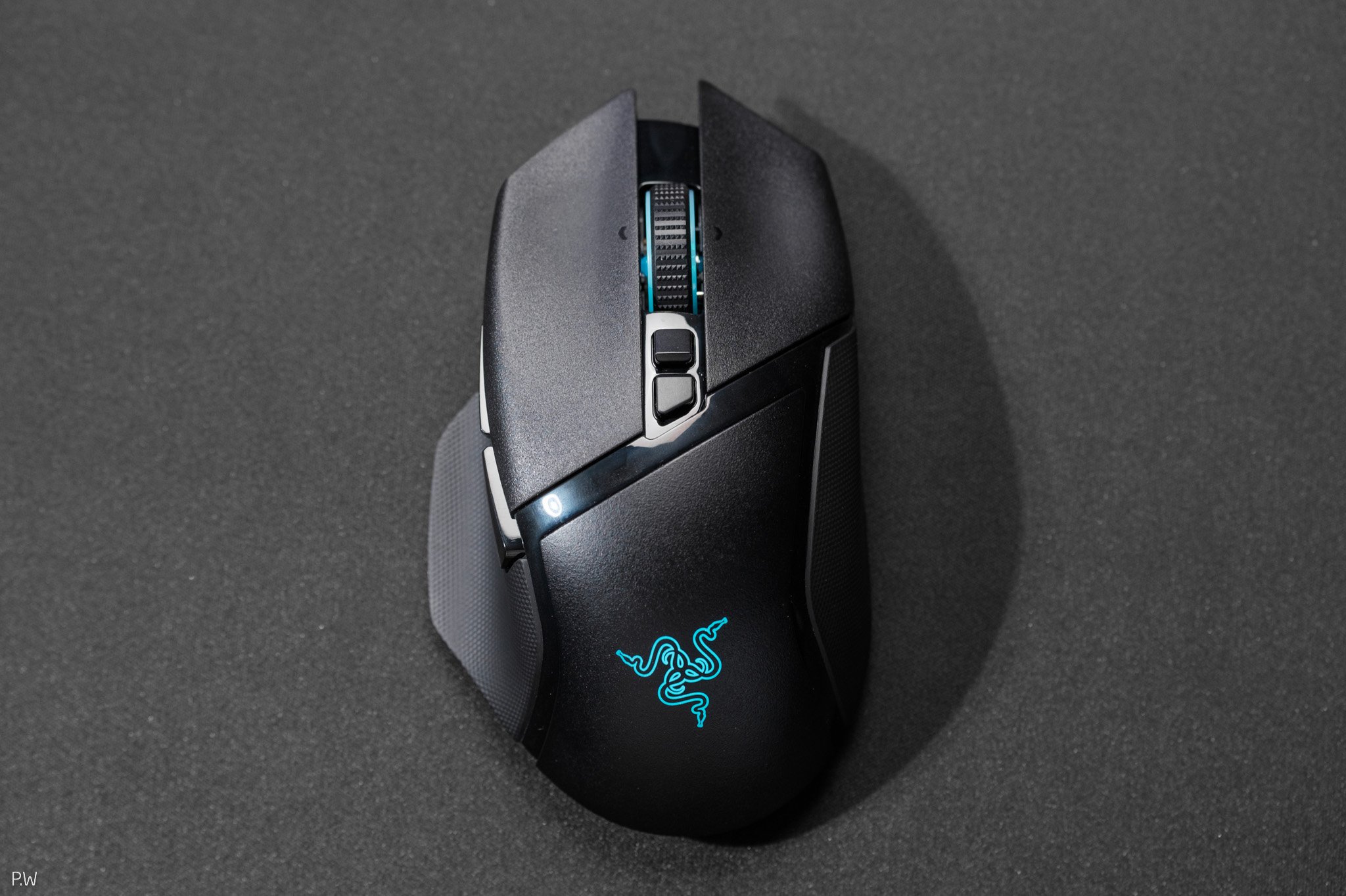 Chơi điện tử cùng Razer Basilisk V3 Pro: Cũng là "pro" nhưng  khác Viper và DeathAdder lắm