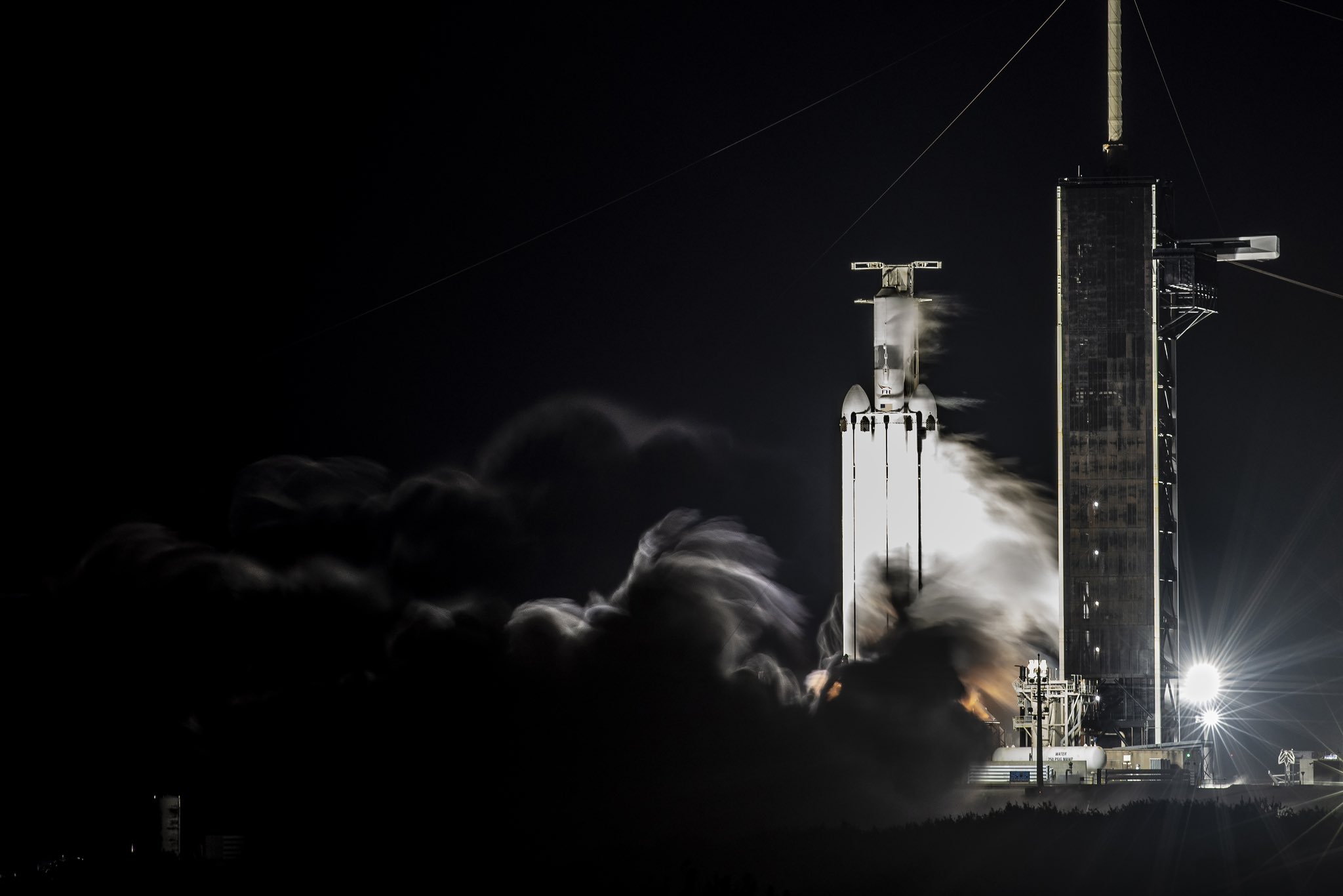 Tên lửa Falcon Heavy của SpaceX chuẩn bị bay vào vũ trụ lần đầu tiên sau 3 năm