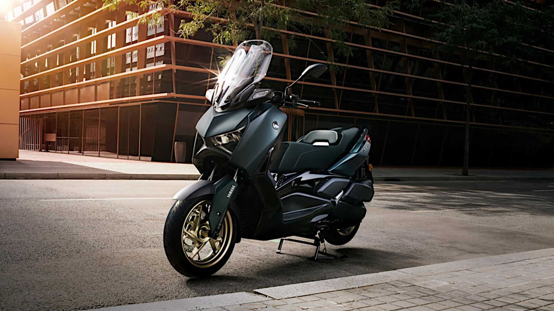 2023-yamaha-xmax-300---front-left-angle-view-parked-2.jpg