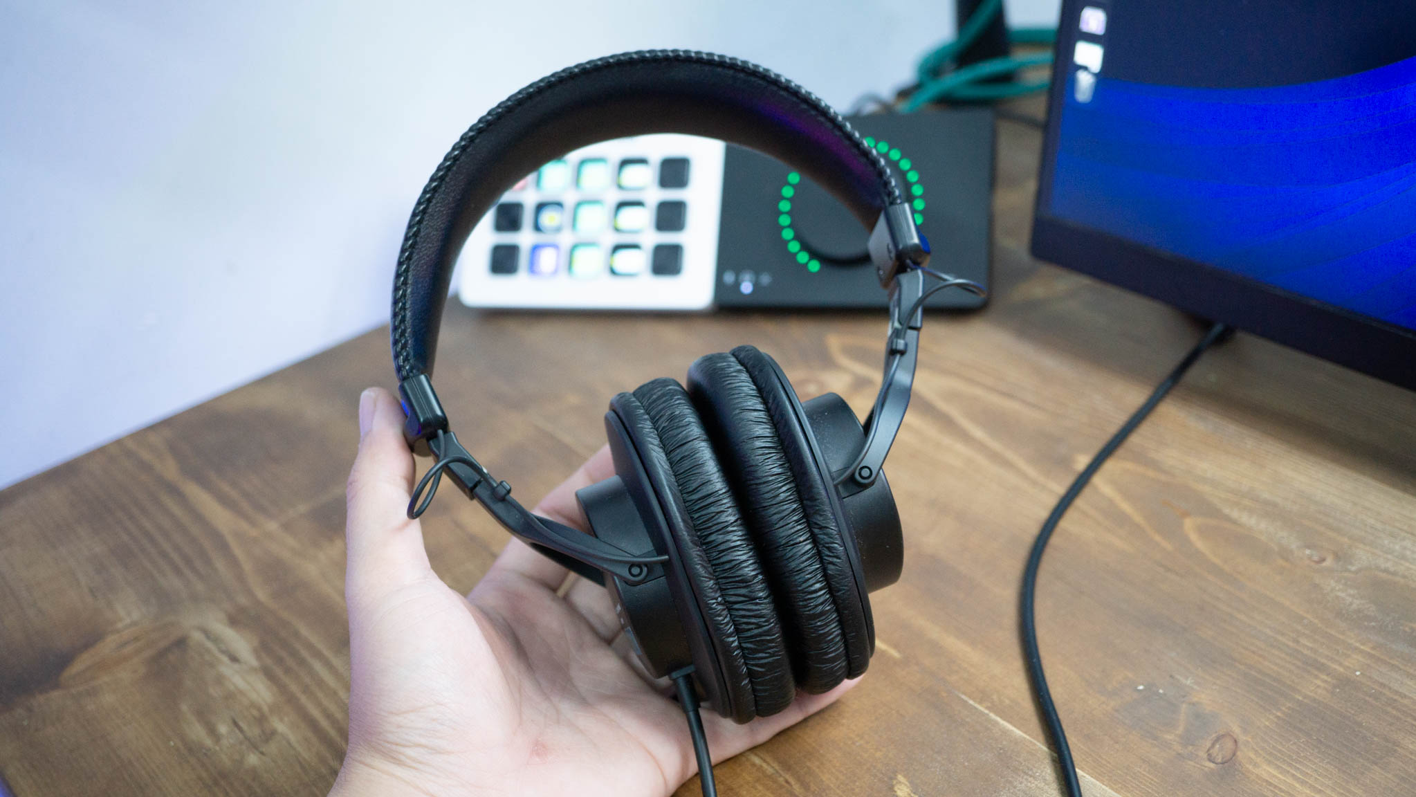 Vì sao cần có tai nghe kiểm âm khi quay podcast? | Review Sony MDR-7506