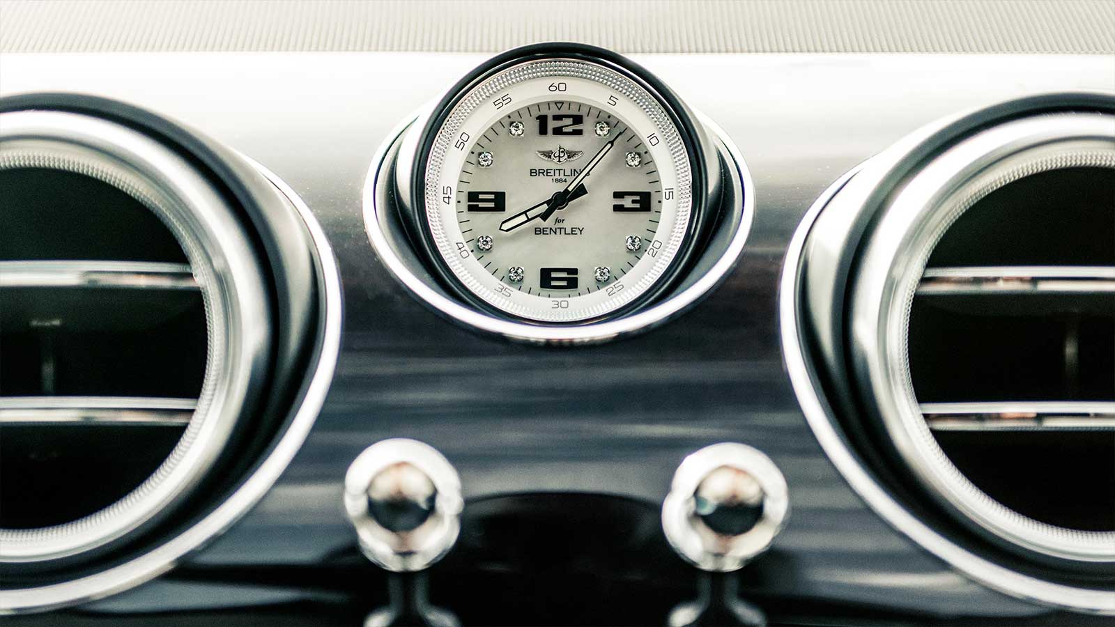 Tùy chọn đắt nhất trong một chiếc ô tô: Đồng hồ Breitling trong Bentley Bentayga, giá 230.000 USD