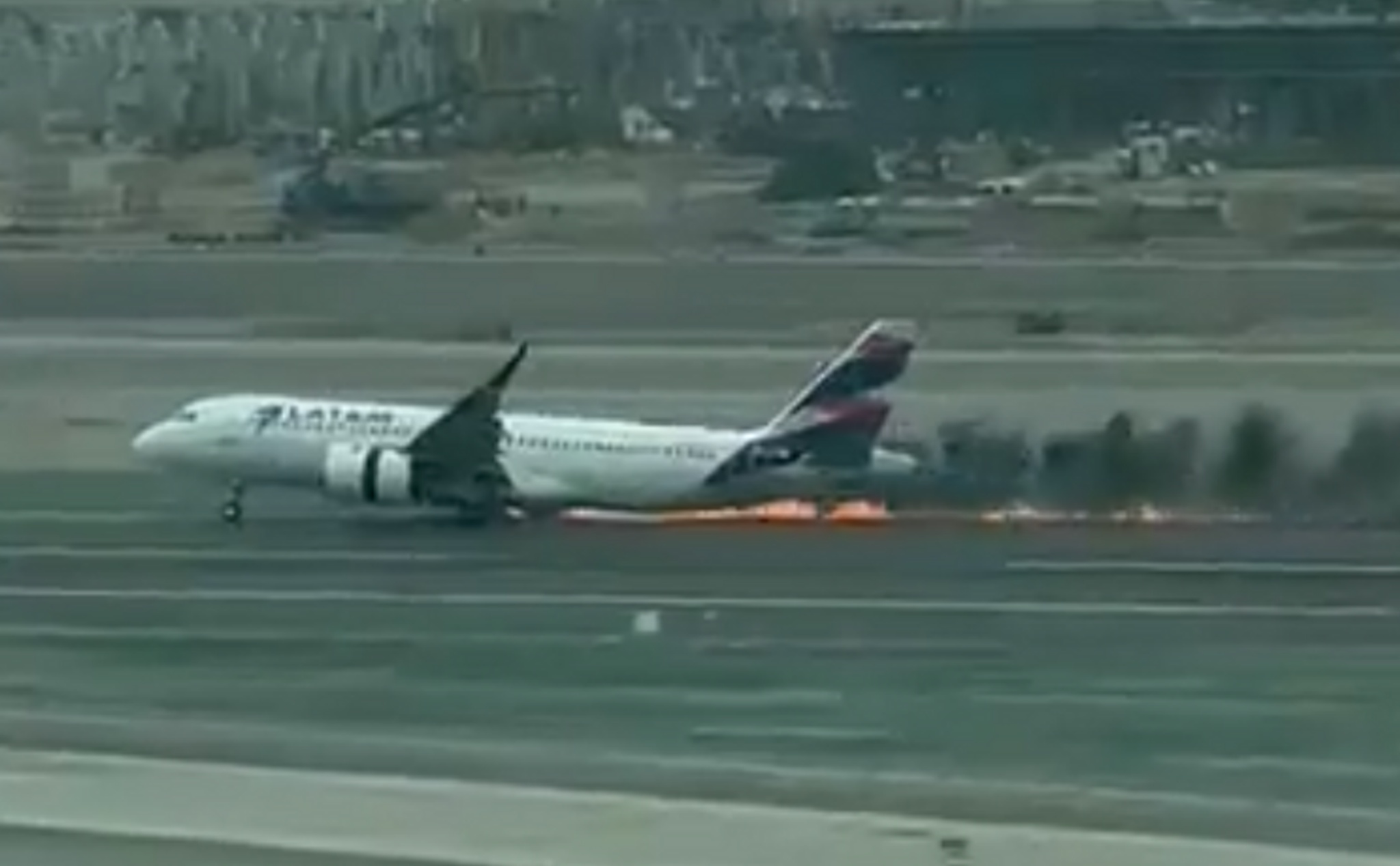 Máy bay của Peru tông phải xe cứu hỏa ngay trên đường băng khi đang chạy đà cất cánh