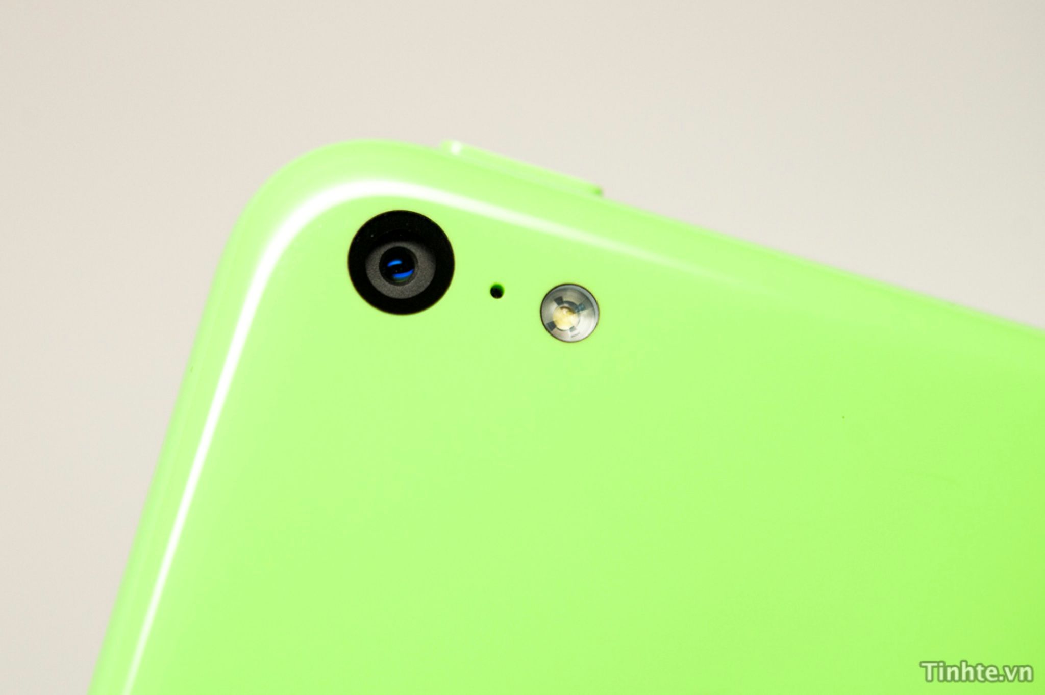 iPhone 15 sẽ có thay đổi thiết kế mặt lưng bo cong giống iPhone 5C?