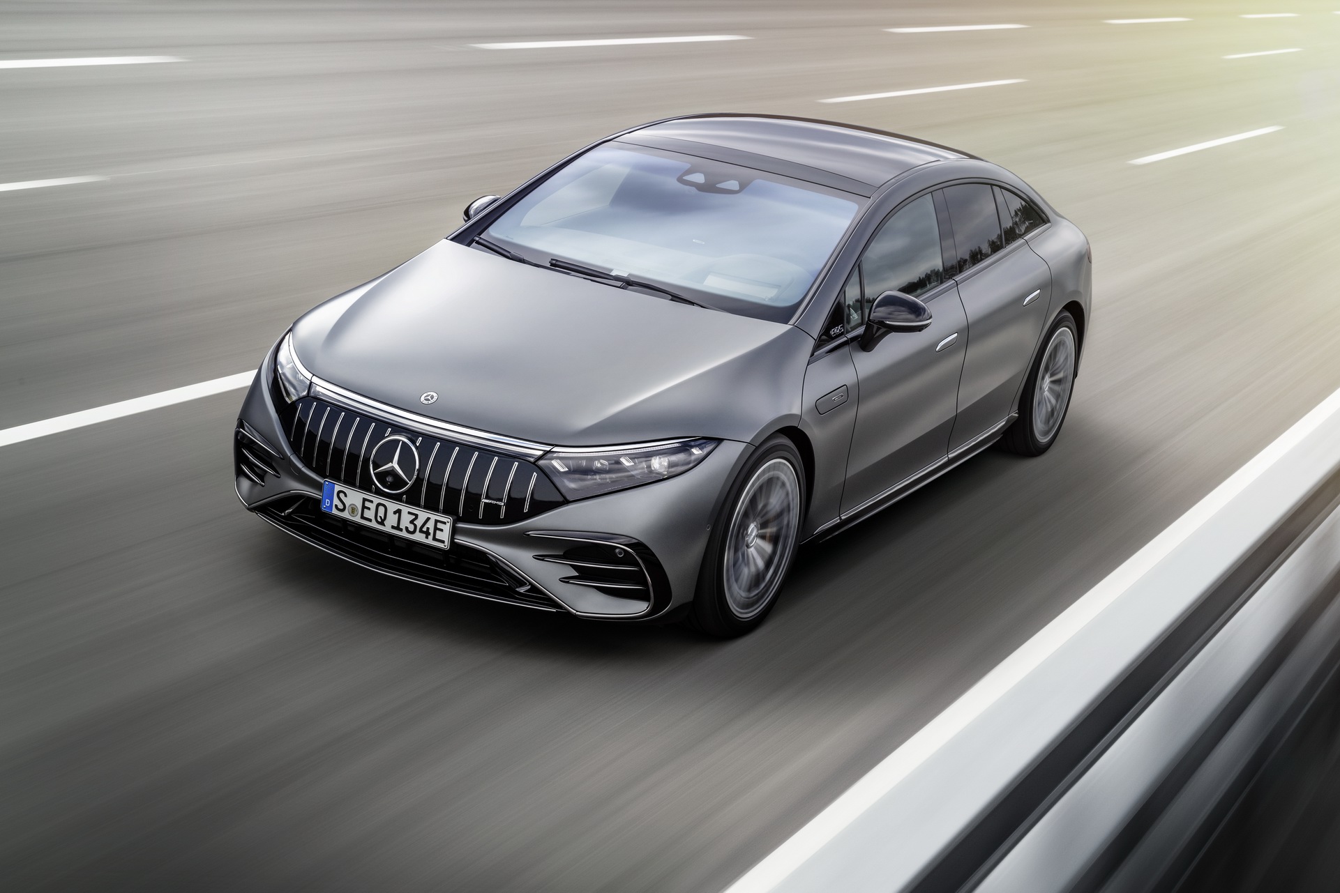Xe điện Mercedes-Benz giờ có cả gói "nâng cấp tăng tốc" khóa bằng phần mềm, giá 1200 USD 1 năm