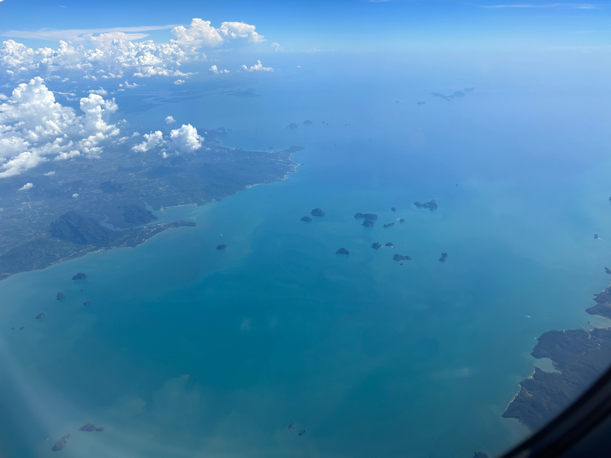 Biển Thái và biển Việt Nam đẹp ngang nhau, chứ mình chưa thấy hơn. Được cái dịch vụ và cách bào tiề