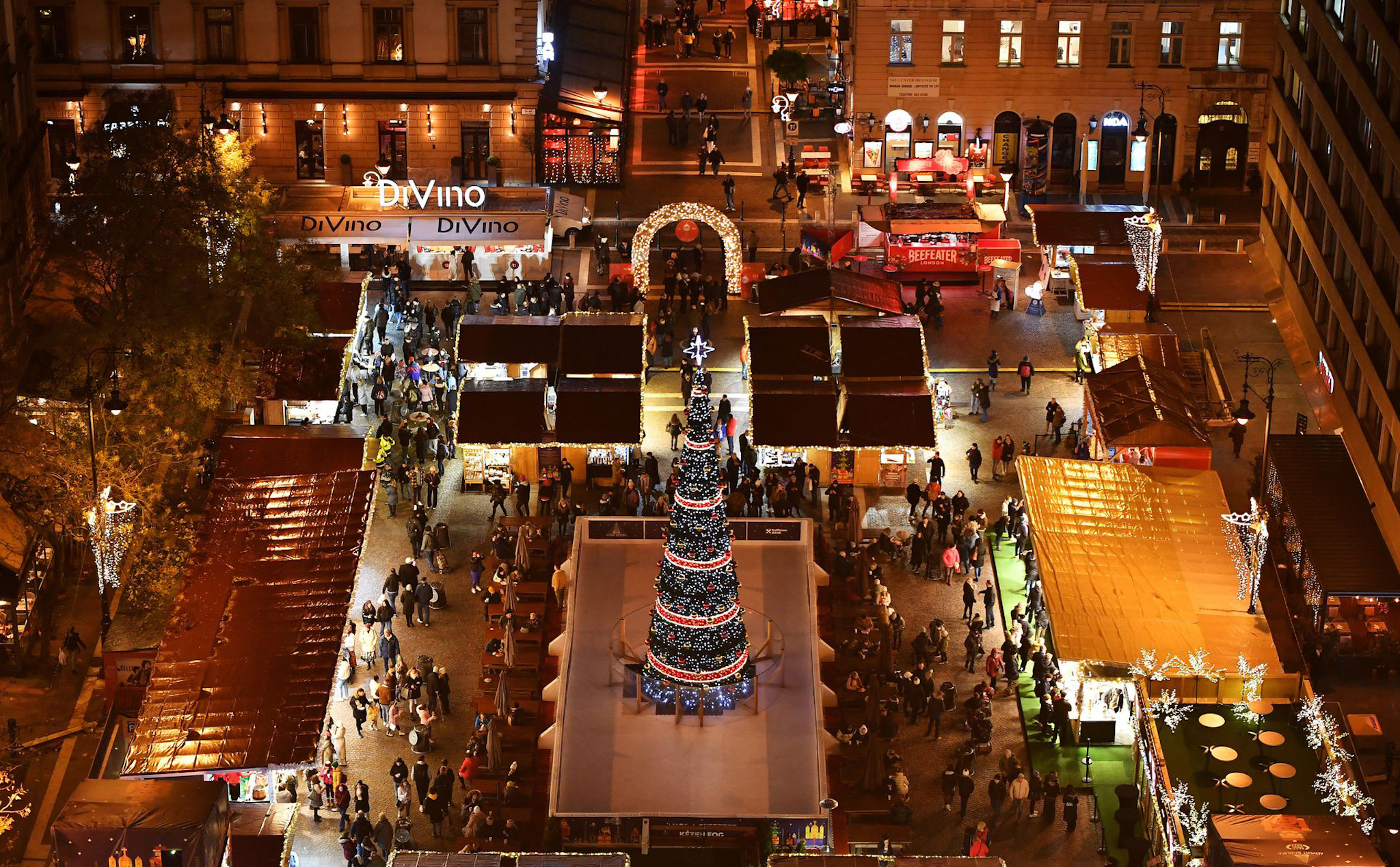 Để tiết kiệm năng lượng, thủ đô của Hungary để người dân đạp xe thắp sáng cây thông Noel
