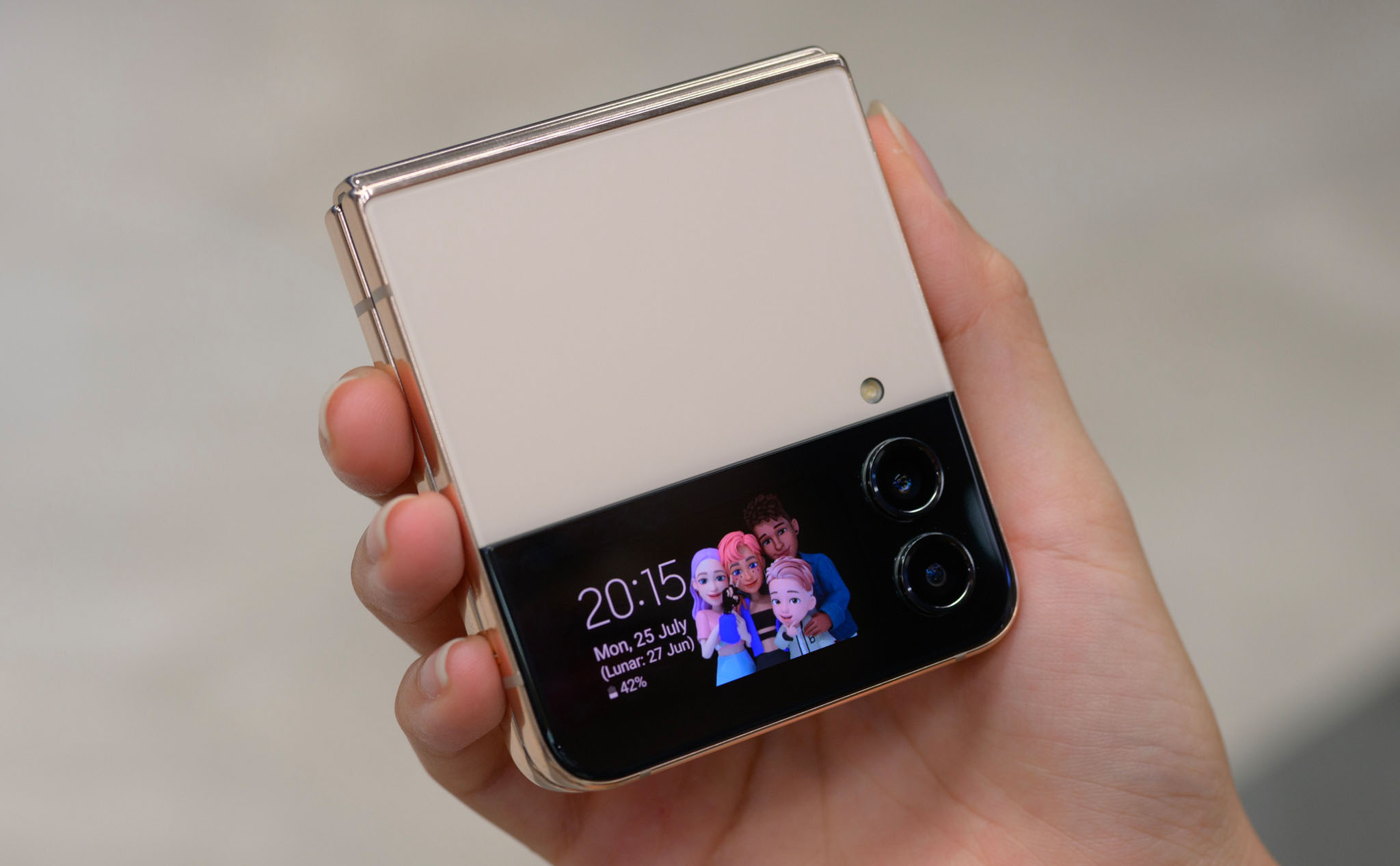 Galaxy Z Flip5 sẽ có màn hình ngoài lớn hơn, sử dụng bản lề mới để giảm độ hằn trên màn hình chính?