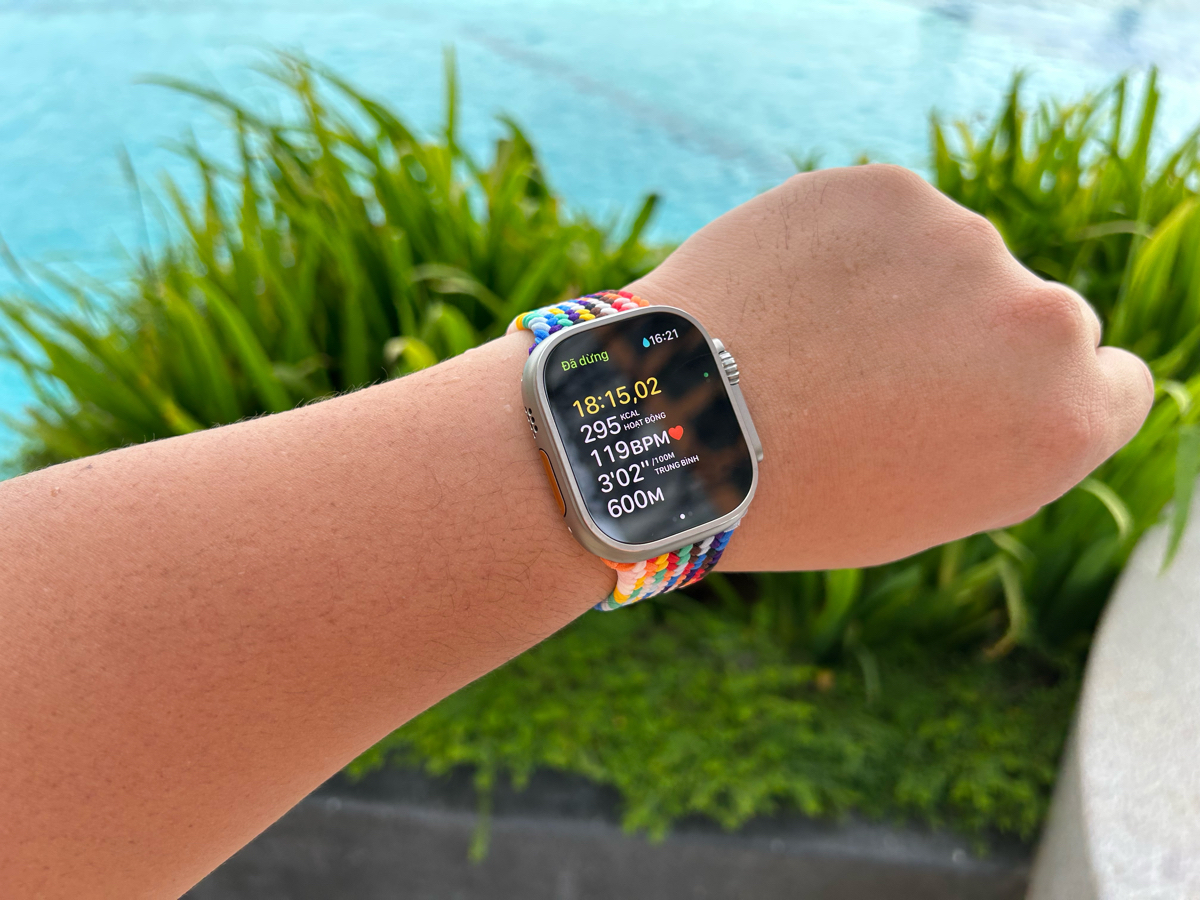 Lần đầu mình đeo dây hơi lỏng hơn bình thường, Apple Watch đo dư 25m bơi. Dây này là Solo Loop, loạ