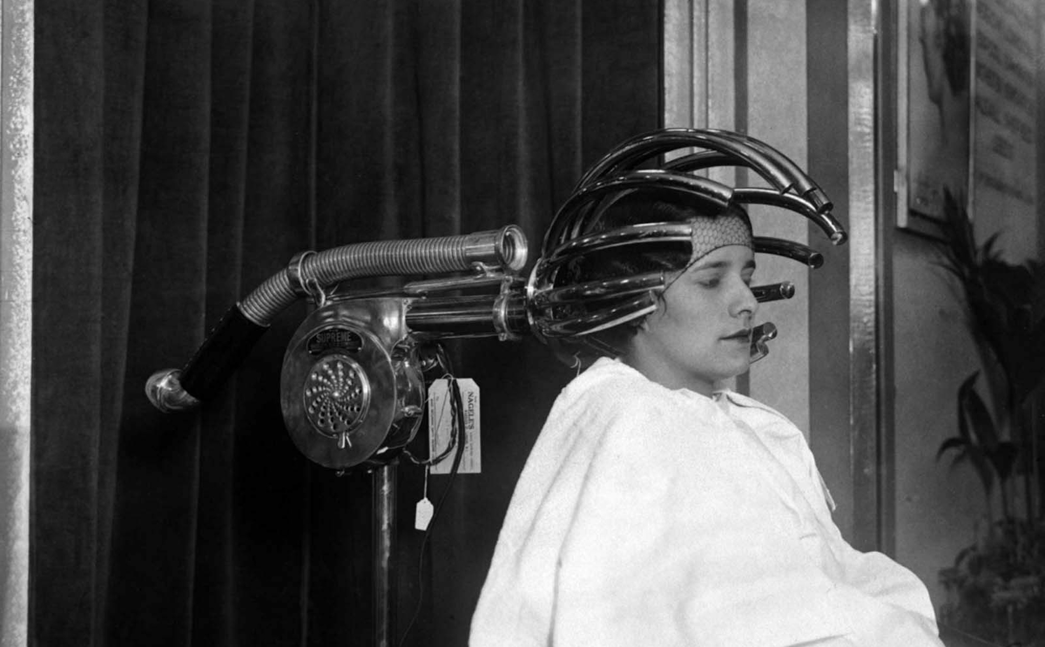 Máy sấy tóc trông như thế nào cách đây 100 năm trước