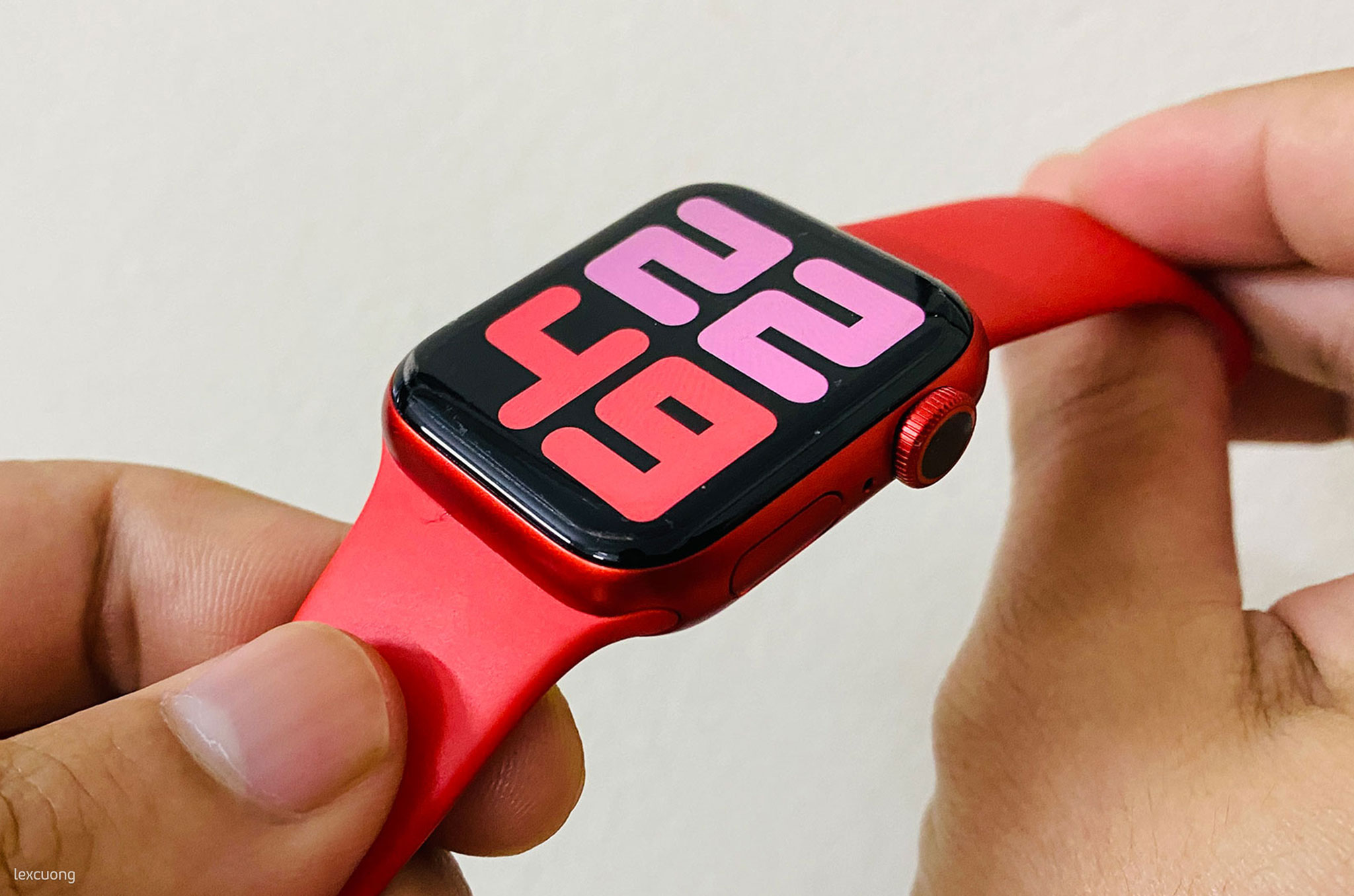 Apple-Watch-Series-6-Red-Product-01.jpg