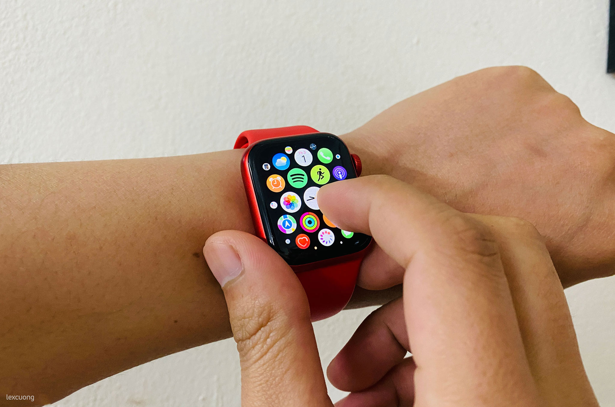 Apple-Watch-Series-6-Red-Product-05.jpg