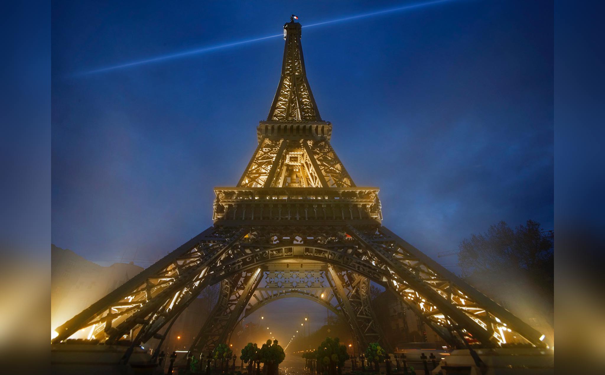 Ảnh này không phải là tháp Eiffel thật, mà được chụp từ một bộ LEGO tháp Eiffel