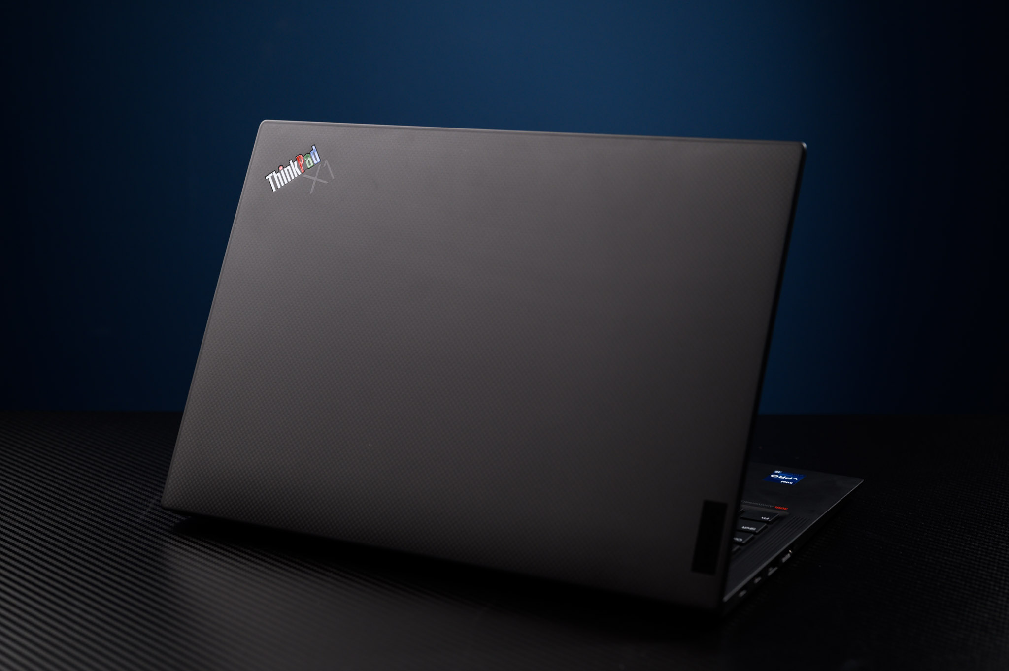 Trên tay Lenovo ThinkPad X1 30th Anniversary: thiết kế rất đẹp, nam tính và mạnh mẽ