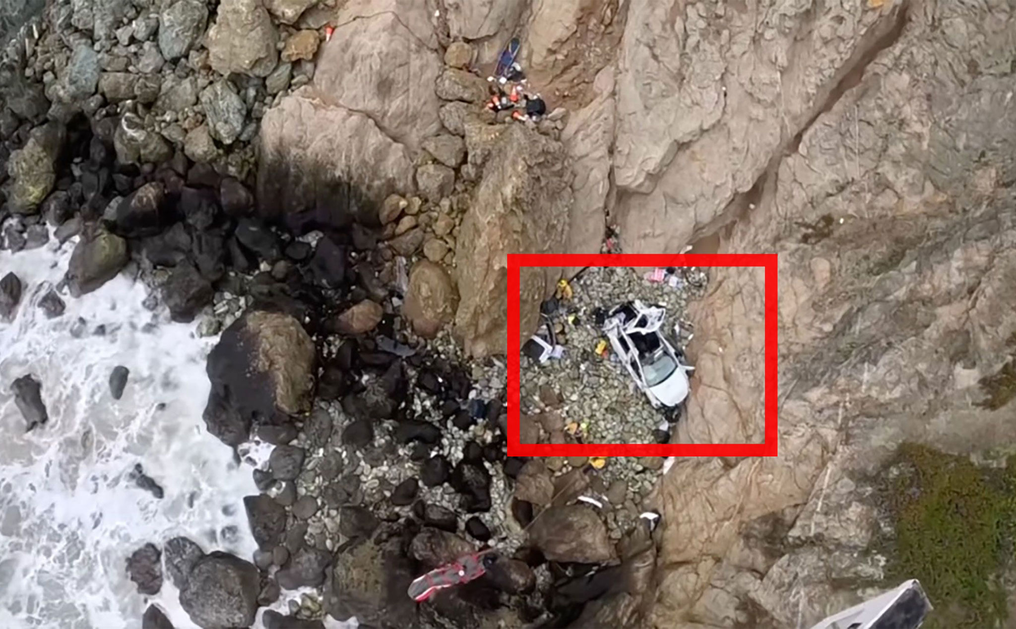 Xe Tesla lao xuống vực sâu 76 mét, cả 4 người đều sống sót