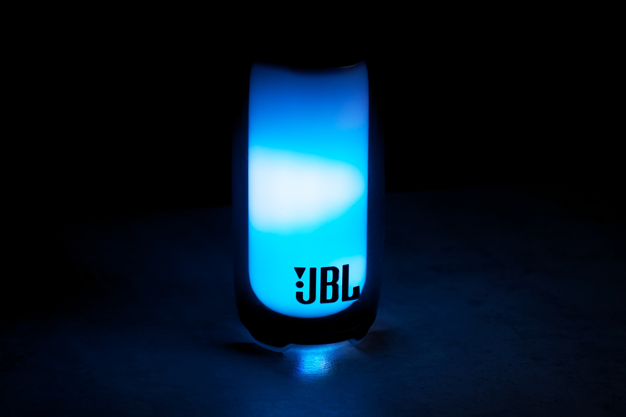 Trên tay Pulse 5: Cái đèn biết hát ngày càng hoàn mỹ của nhà JBL